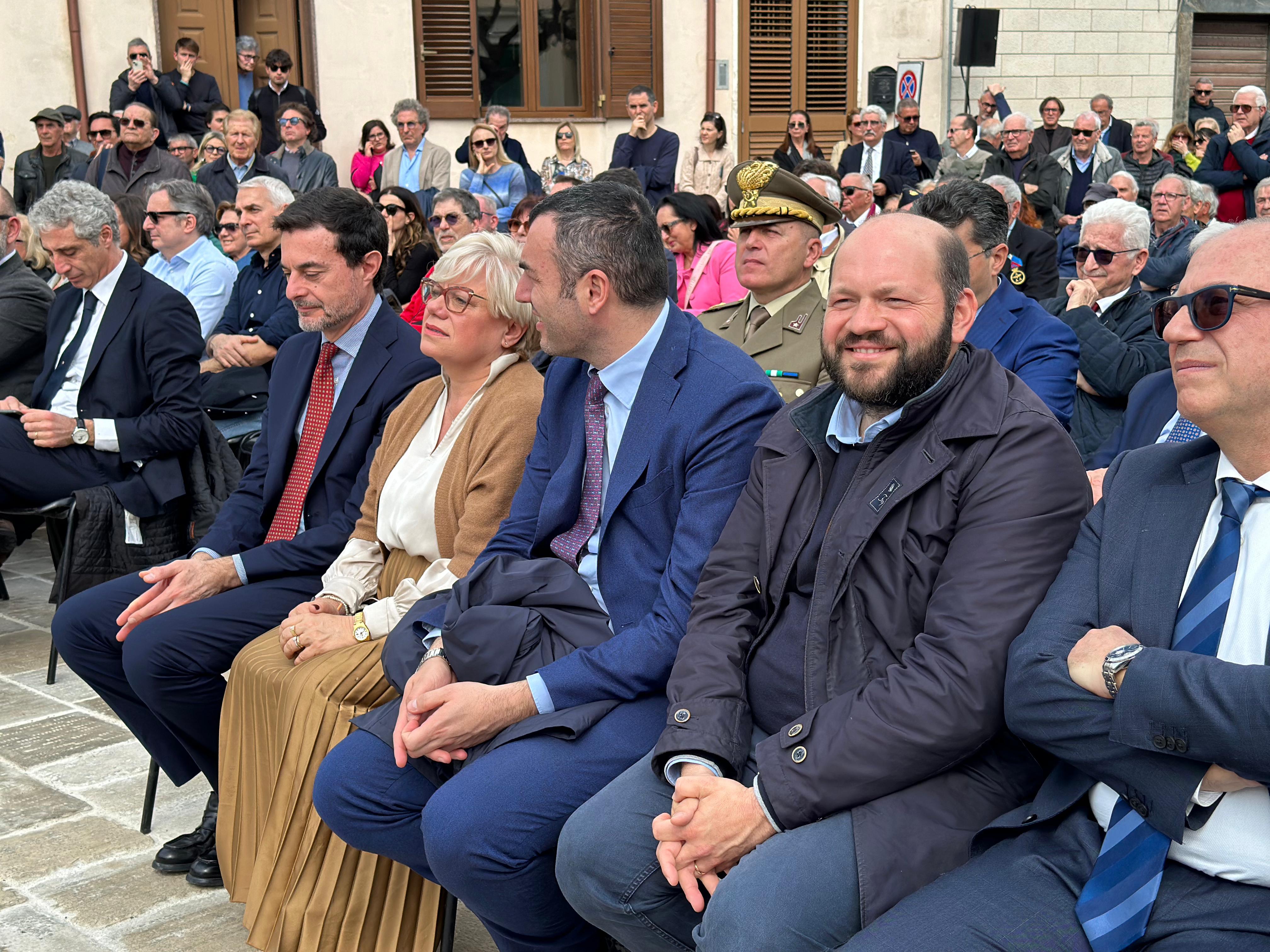 Galleria IL PRESIDENTE EMILIANO A CAMPI SALENTINA PER L’INTITOLAZIONE DELL’EX PIAZZA GARIBALDI A NICOLA QUARTA: “SENZA LE SUE RADICI, LA PUGLIA NON SAREBBE QUELLA CHE OGGI È DIVENTATA” - Diapositiva 3 di 8