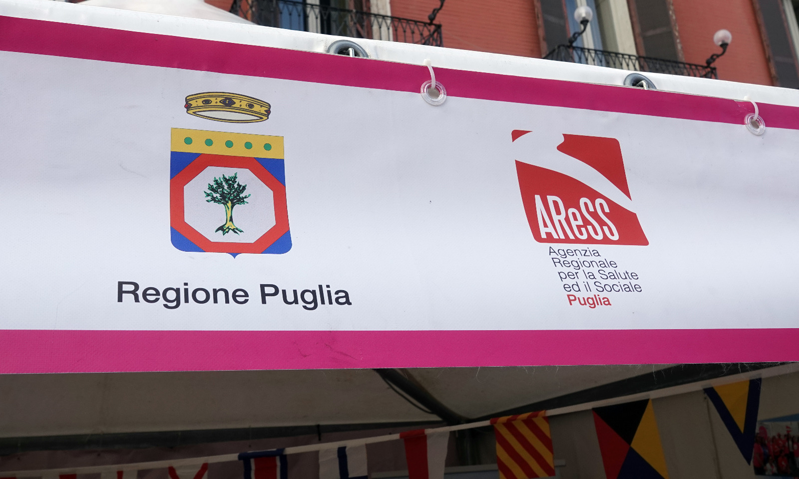 Galleria LA REGIONE PUGLIA AL “VILLAGGIO DELLA SALUTE”  PER LA “RACE FOR THE CURE” - Diapositiva 3 di 9