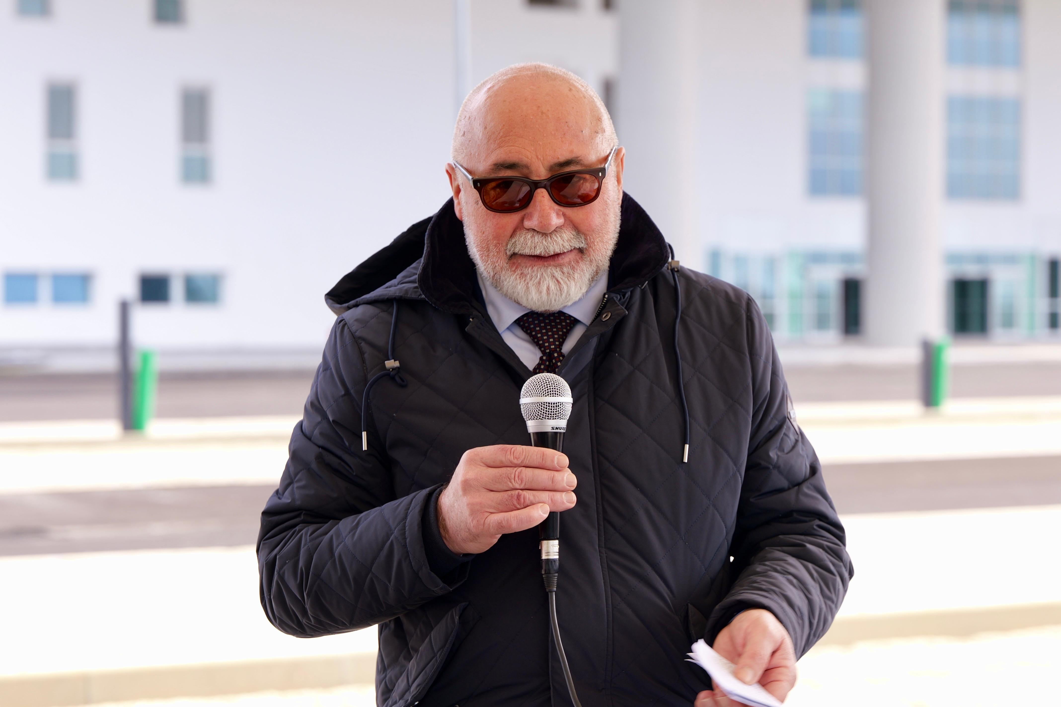 Galleria Il presidente Emiliano e l’assessora Matrangola alla presentazione del concorso per la valorizzazione artistica del nuovo ospedale San Cataldo di Taranto - Diapositiva 7 di 7