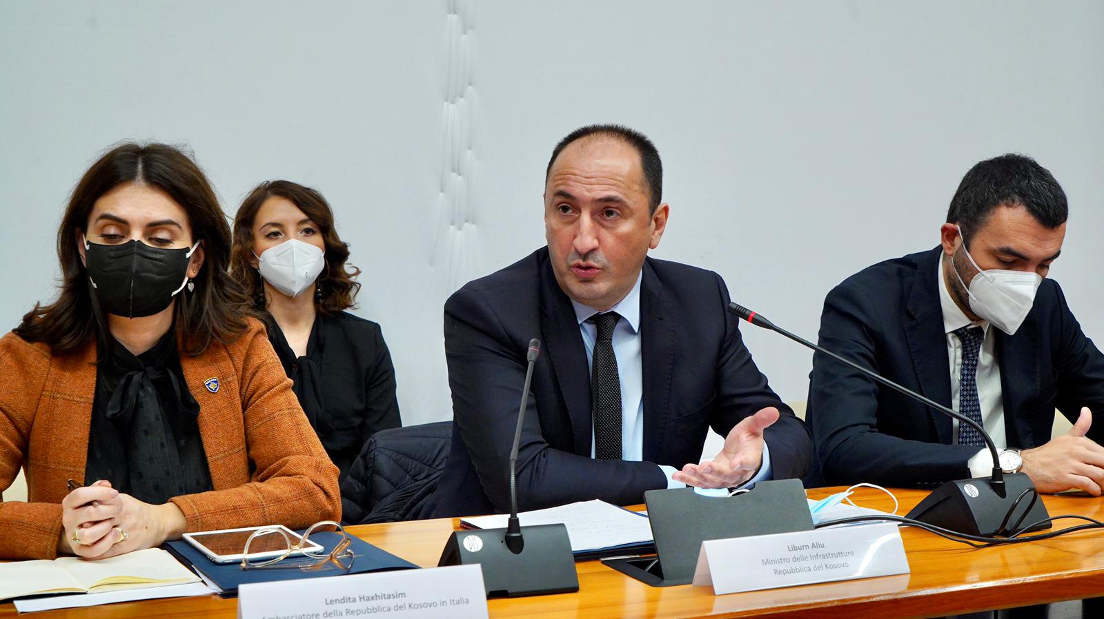 Galleria EMILIANO E DELLI NOCI RICEVONO IL MINISTRO DELLE INFRASTRUTTURE E L'AMBASCIATORE DEL KOSOVO: “RAFFORZARE I RAPPORTI DI COLLABORAZIONE TRA LA PUGLIA E IL PIÙ GIOVANE PAESE D’EUROPA” - Diapositiva 14 di 15