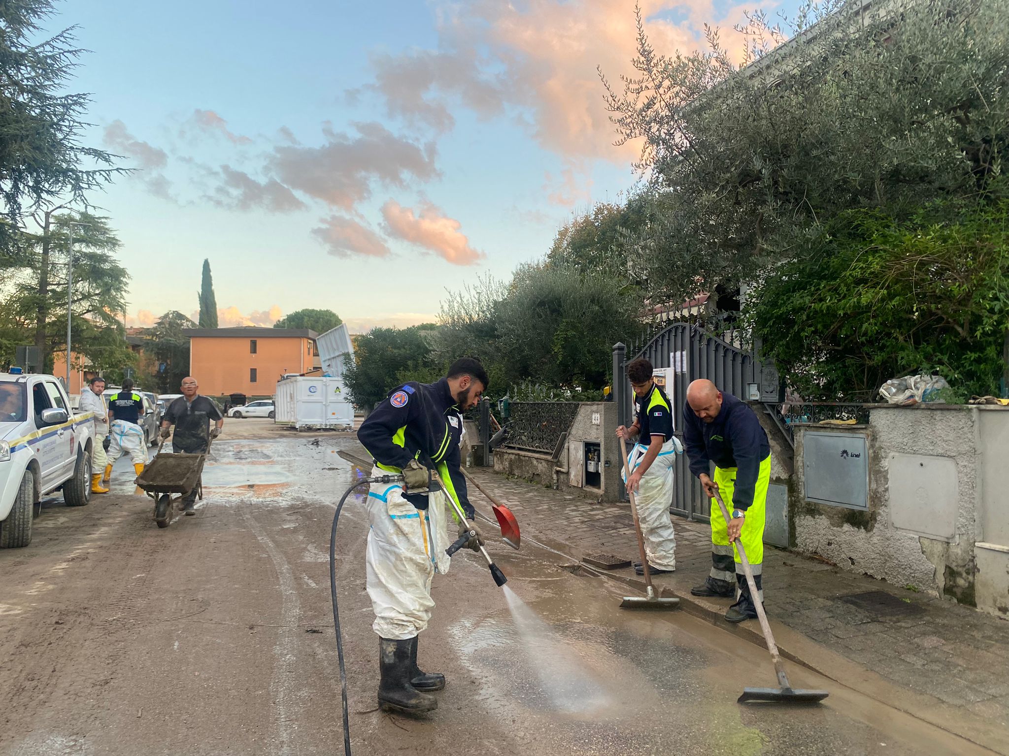 Galleria EMERGENZA ALLUVIONE, EMILIANO E GIANI A CAMPI BISENZIO CON LA COLONNA MOBILE DELLA PROTEZIONE CIVILE  - Diapositiva 13 di 18