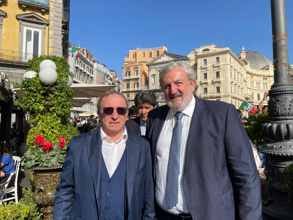 Galleria Emiliano alla marcia per la pace a Napoli: “Una piazza piena di giovani che ha intuito le insidie e le speranze di una generazione intera” - Diapositiva 4 di 7