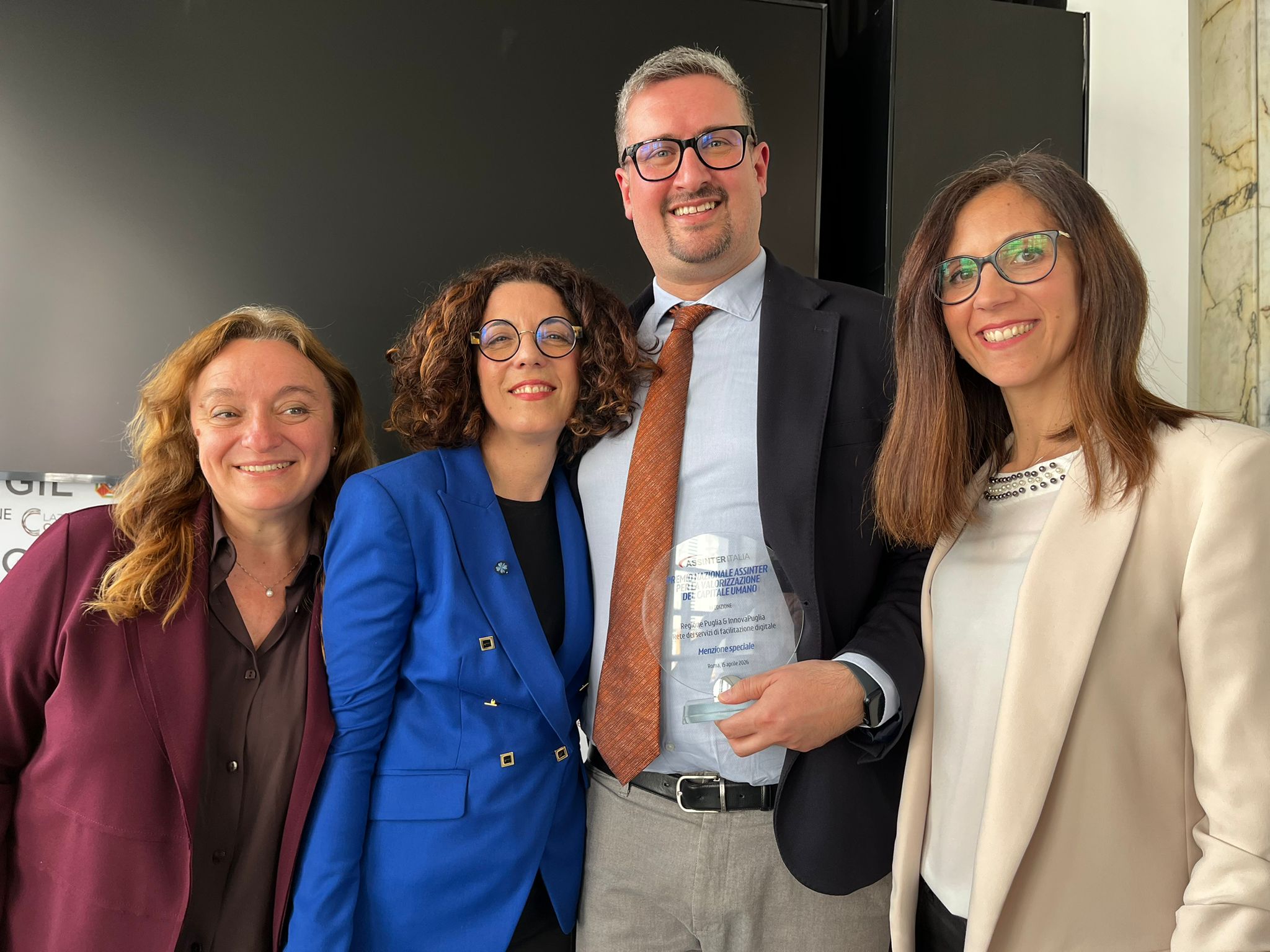 Galleria Premio alla Regione Puglia per la “Rete dei servizi di facilitazione digitale” coordinati da InnovaPuglia - Diapositiva 1 di 2