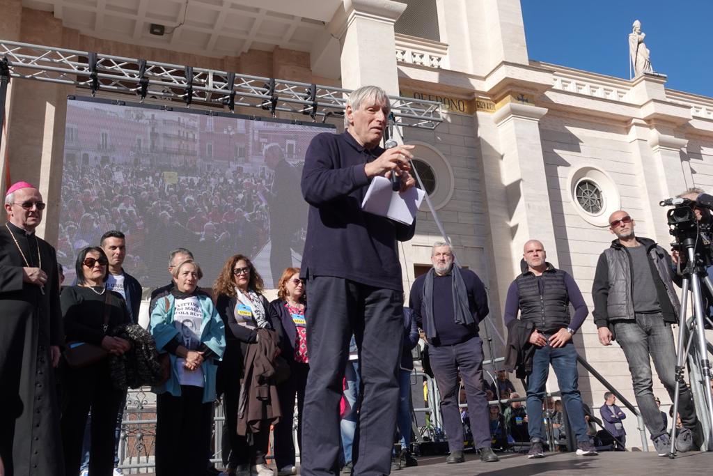 Galleria IL PRESIDENTE EMILIANO ALLA MANIFESTAZIONE DI LIBERA A MANFREDONIA: “QUI PER DIRE CHE LA CITTÀ NON È SOLA” - Diapositiva 8 di 9