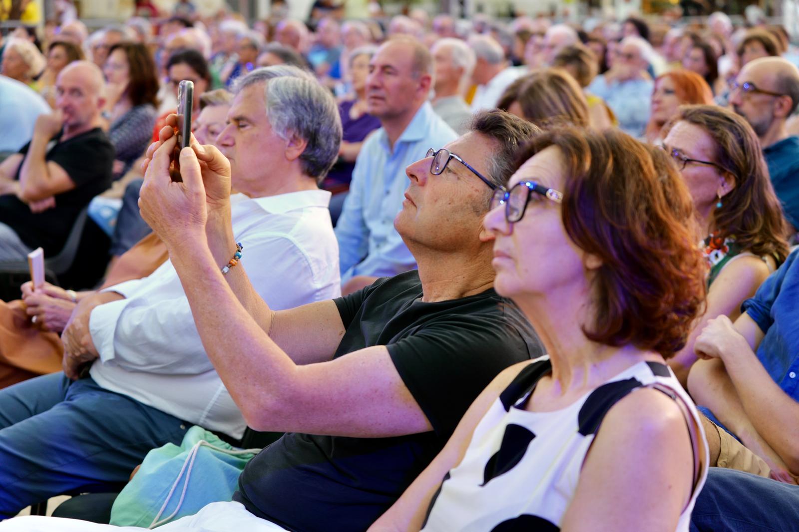 Galleria IL PRESIDENTE EMILIANO ALL’APERTURA DEL FESTIVAL IL LIBRO POSSIBILE A POLIGNANO A MARE - Diapositiva 4 di 12