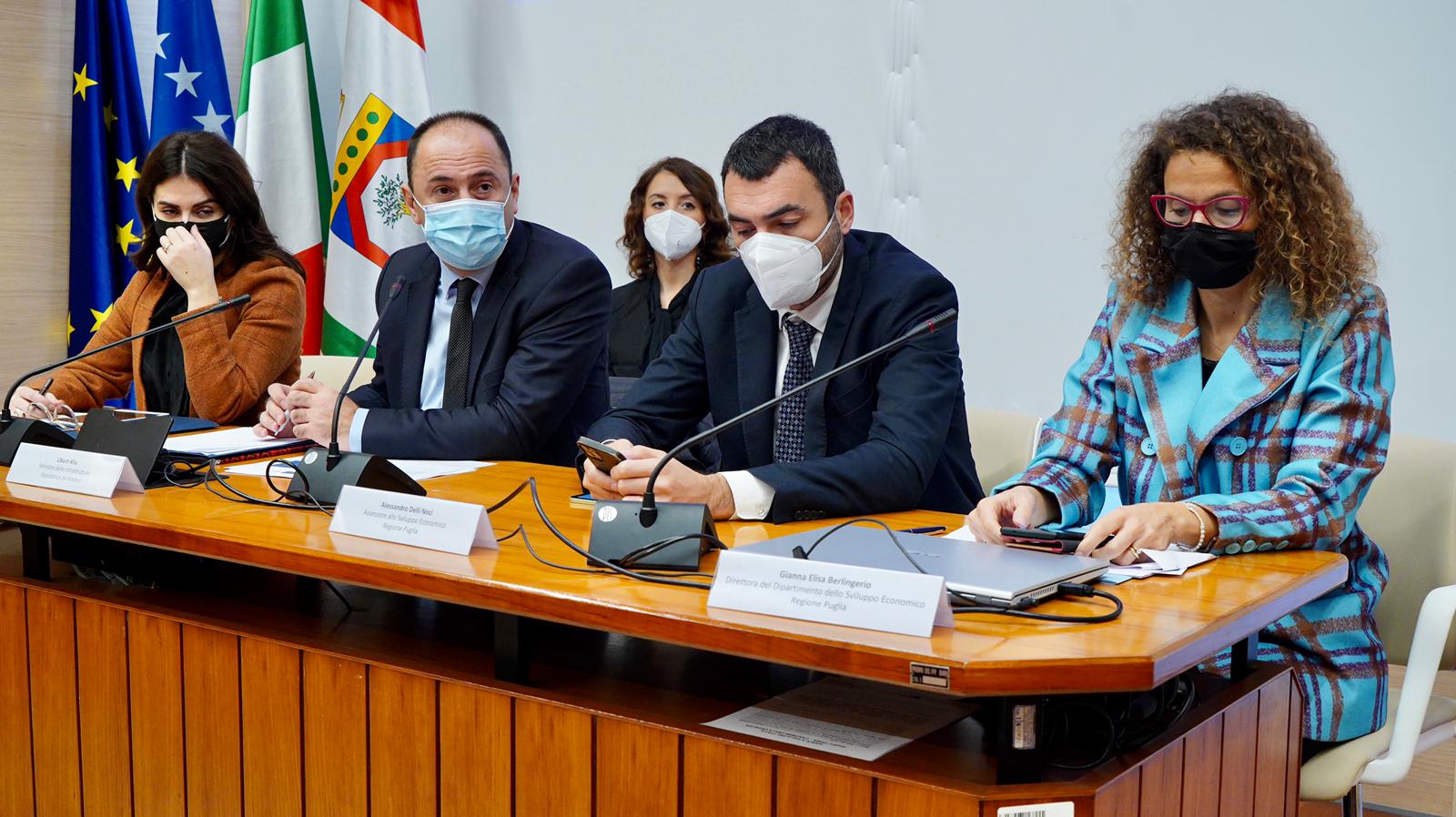 Galleria EMILIANO E DELLI NOCI RICEVONO IL MINISTRO DELLE INFRASTRUTTURE E L'AMBASCIATORE DEL KOSOVO: “RAFFORZARE I RAPPORTI DI COLLABORAZIONE TRA LA PUGLIA E IL PIÙ GIOVANE PAESE D’EUROPA” - Diapositiva 3 di 15