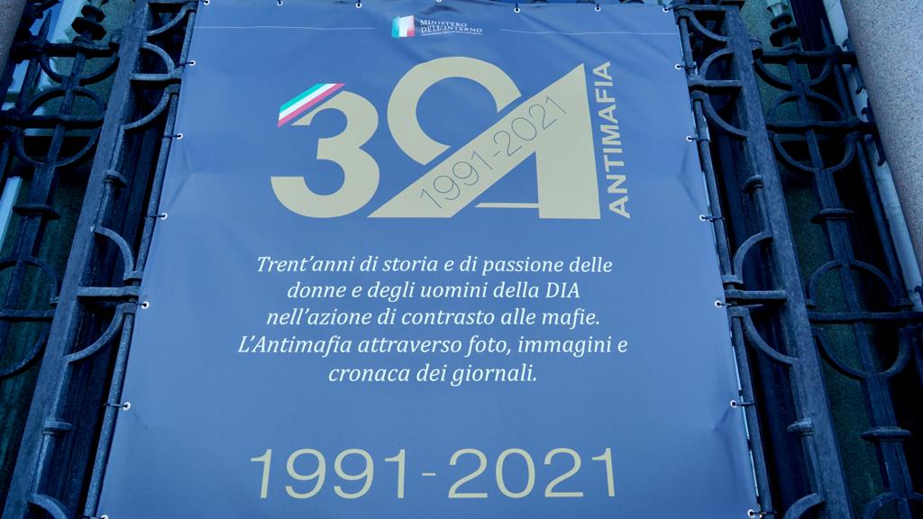 Galleria Emiliano alla mostra per i 30 anni della DIA: “Qui vedo scorrere la mia vita. La DIA nacque da un’intuizione di Falcone e ora l’Italia è riferimento nel mondo per il contrasto alle mafie” - Diapositiva 3 di 6