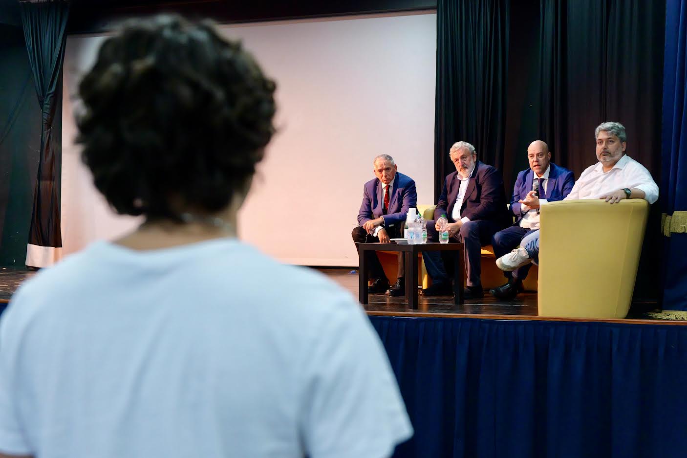 Galleria BARI, EMILIANO ALL’INCONTRO SULL’ANTIMAFIA SOCIALE PROMOSSO DA LICEO SALVEMINI E FONDAZIONE FUMARULO: “LA COSA PIÙ IMPORTANTE È STARE INSIEME. LA PUGLIA TRA LE REGIONI PIÙ AVANZATE” - Diapositiva 2 di 3