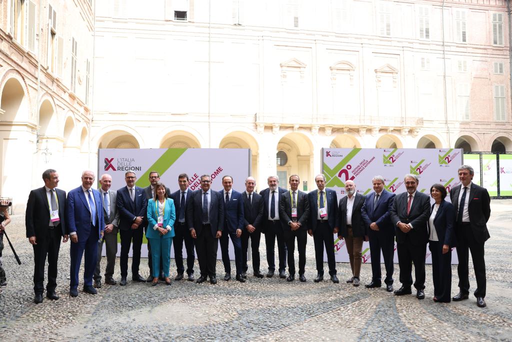 Galleria FESTIVAL DELLE REGIONI, OGGI IL PRESIDENTE MATTARELLA  EMILIANO: “SUL PNRR LE REGIONI VIGILERANNO E COLLABORERANNO AFFINCHÈ GLI OBIETTIVI DI SPESA SIANO RISPETTATI” - Diapositiva 1 di 13