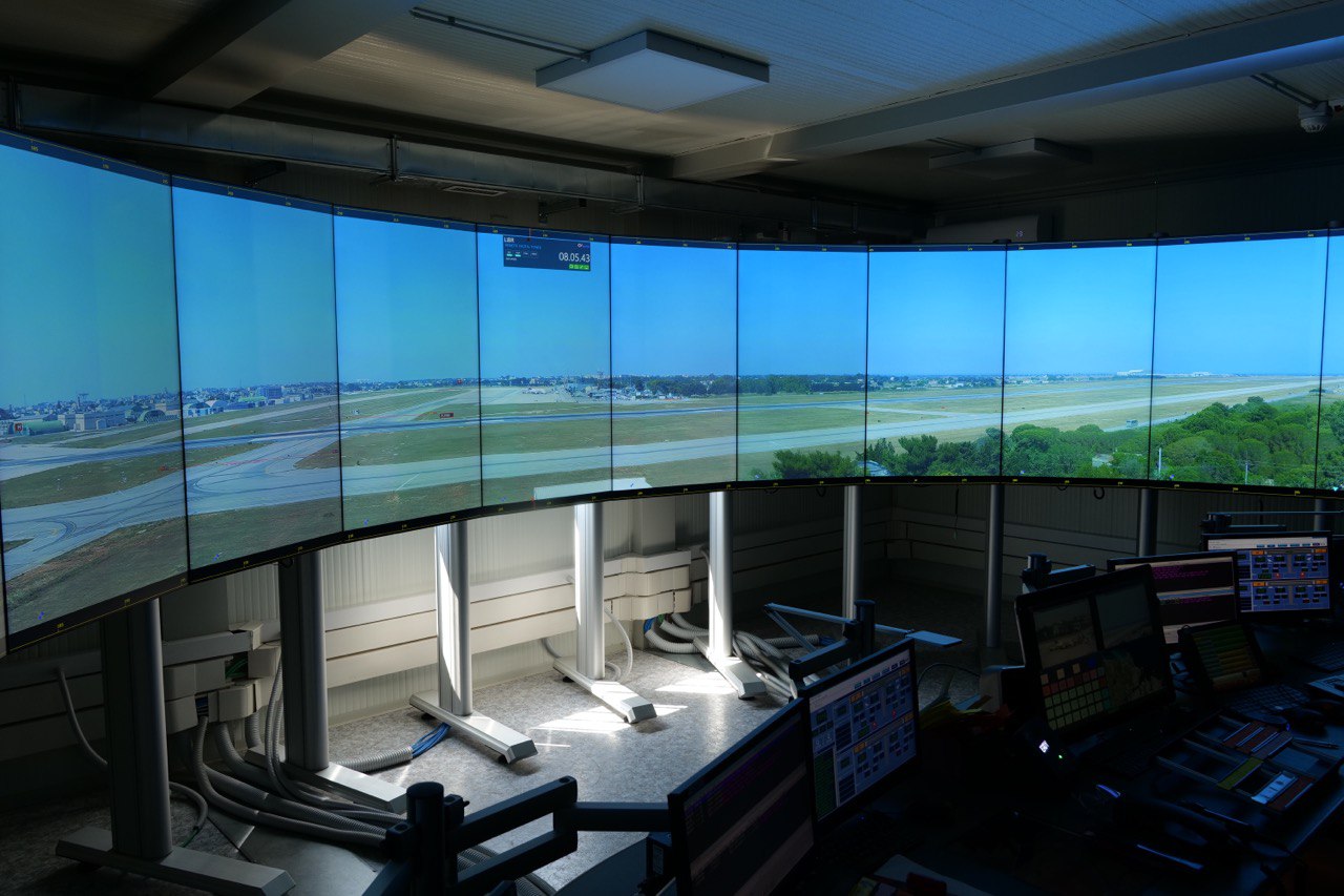 Galleria Aeroporto di Brindisi, Emiliano all’apertura della prima Torre di controllo gestita da remoto: “Il capitale umano qui impiegato farà un salto di qualità” - Diapositiva 5 di 15