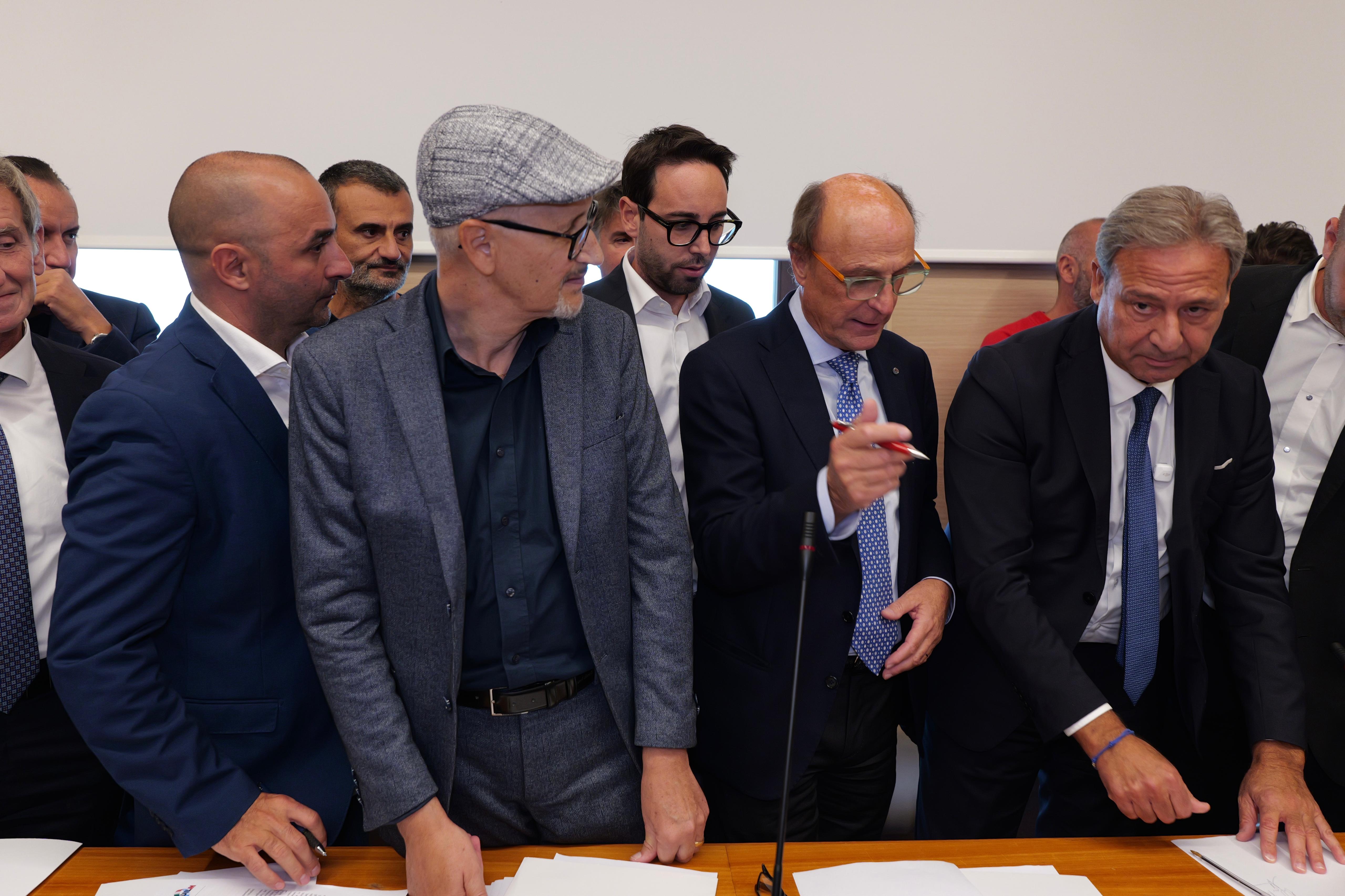 Galleria Ex Ilva, sottoscritta l’intesa tra istituzioni e sindacati a margine dell’incontro in Regione Puglia - Diapositiva 2 di 11