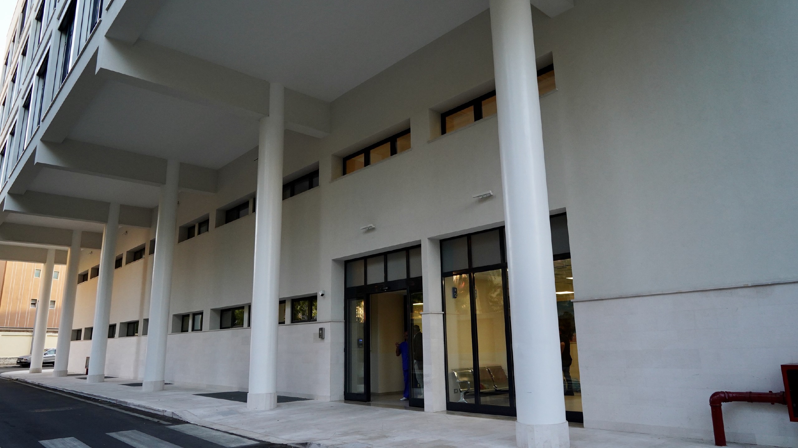 Galleria Inaugurato,con il presidente Emiliano, il nuovo padiglione di Nefrologia e dialisi del Policlinico di Bari  Strumentazioni hi-tech, spazi per la telemedicina e aule studio - Diapositiva 10 di 18