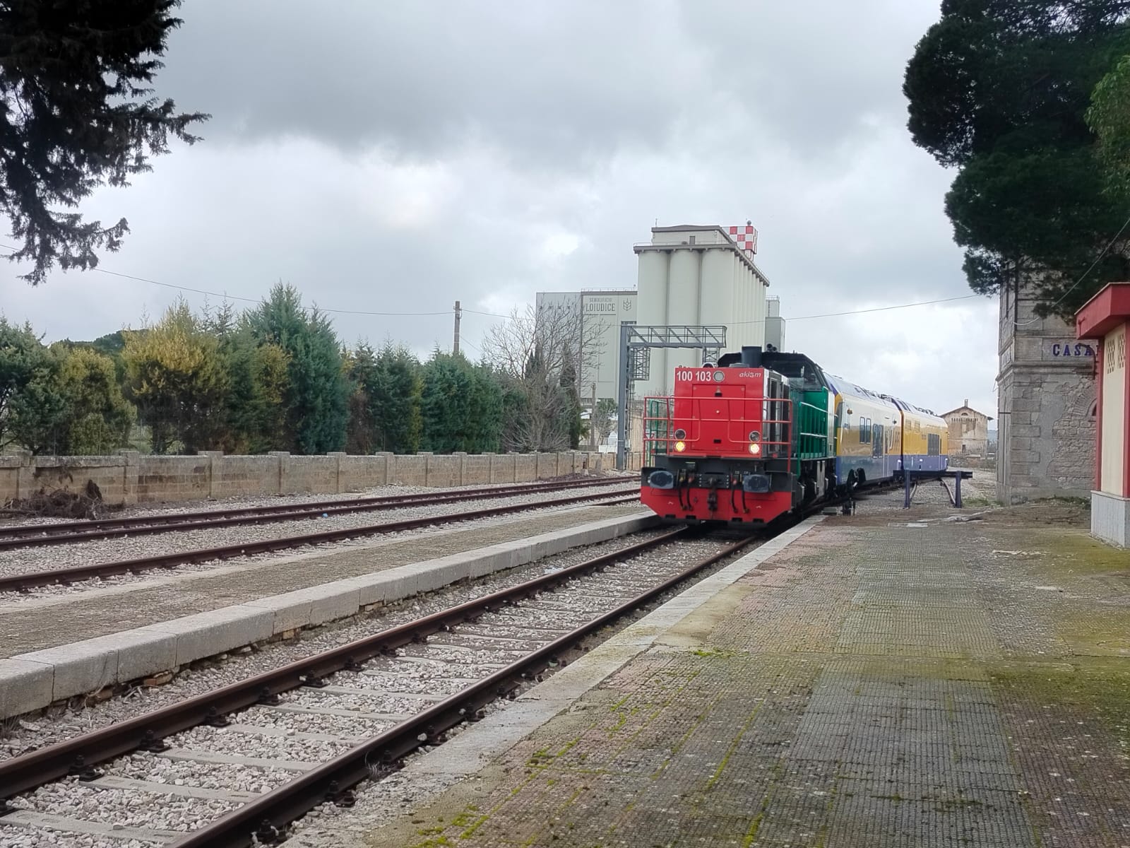 Galleria Trasporti, l’assessore Ciliento a Casal Sabini: “Soddisfatta di vedere operativo un collegamento ferroviario logistico importante per lo sviluppo integrato dei territori pugliesi e dell’area industriale di Matera” - Diapositiva 1 di 6