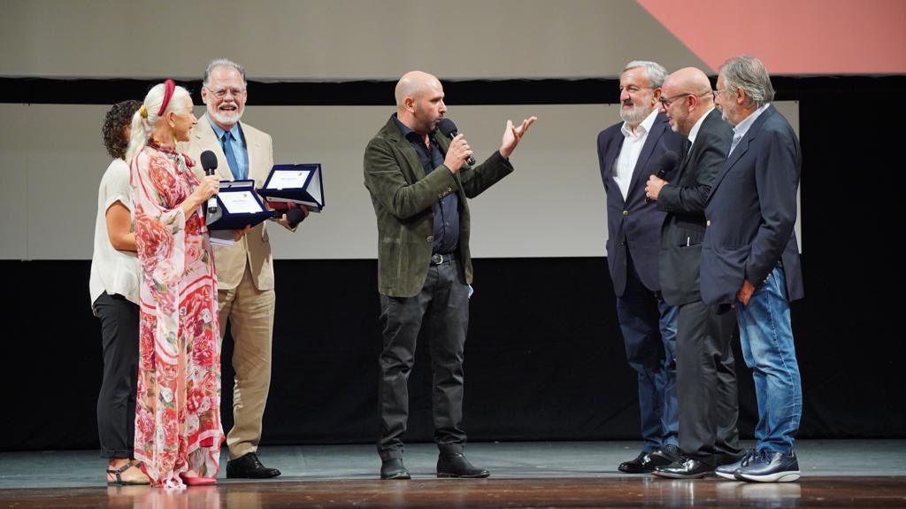 Galleria BIFEST, EMILIANO ALLA PREMIAZIONE DI HELEN MIRREN E TAYLOR HACKFORD - Diapositiva 22 di 27