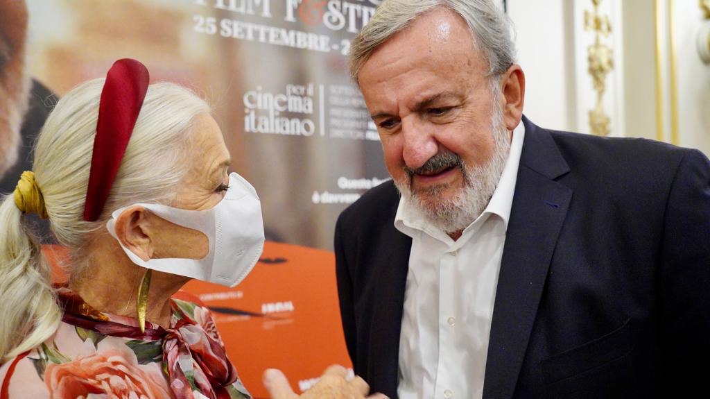 Galleria BIFEST, EMILIANO ALLA PREMIAZIONE DI HELEN MIRREN E TAYLOR HACKFORD - Diapositiva 1 di 27