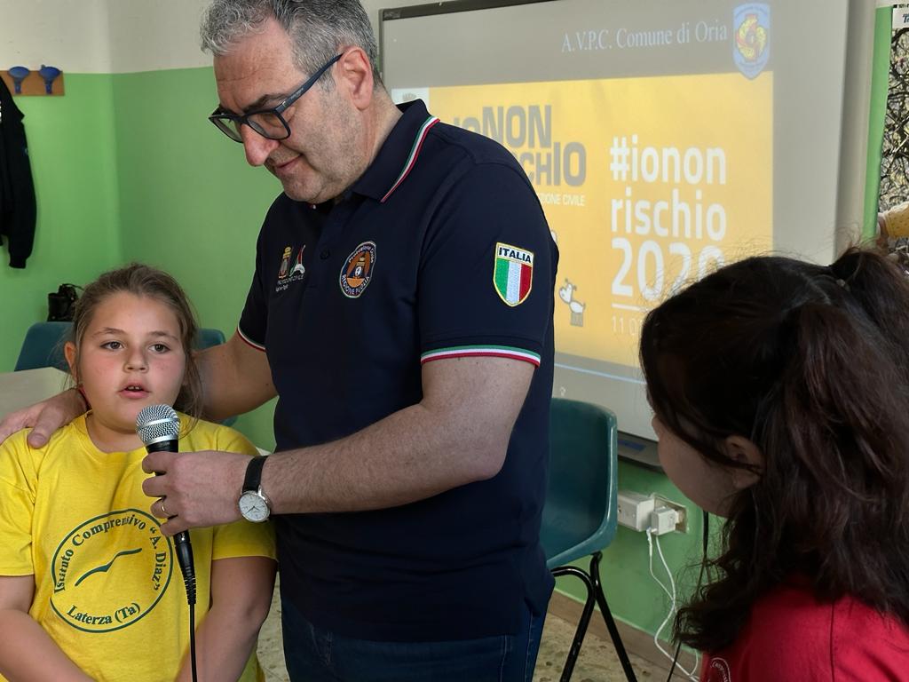Galleria La Protezione Civile entra nelle scuole: incontro con alunni e docenti dell’istituto comprensivo “Armando Diaz” di Laterza - Diapositiva 6 di 7
