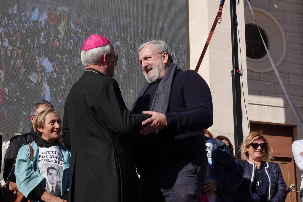 Galleria IL PRESIDENTE EMILIANO ALLA MANIFESTAZIONE DI LIBERA A MANFREDONIA: “QUI PER DIRE CHE LA CITTÀ NON È SOLA” - Diapositiva 7 di 9