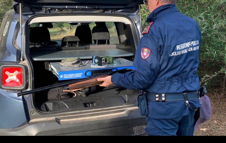 Galleria NUCLEO DI VIGILANZA AMBIENTALE DELLA REGIONE PUGLIA: DENUNCIATE PER BRACCONAGGIO TRE PERSONE E SEQUESTRATE ARMI, SELVAGGINA E RICHIAMI    - Diapositiva 2 di 3