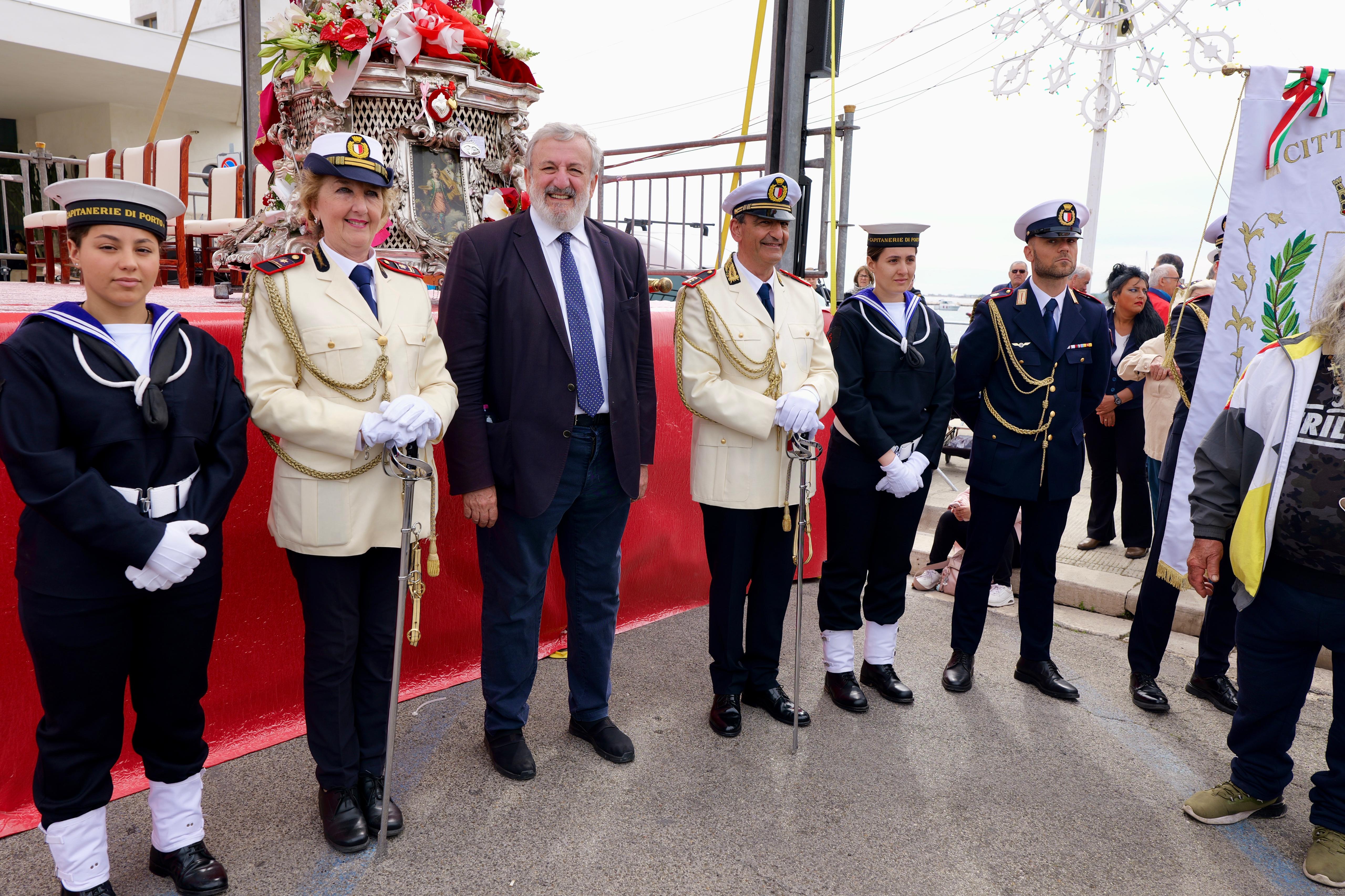 Galleria Bari, Emiliano alle celebrazioni per la festa di San Nicola: “E’ anche il patrono della Puglia che si celebra in giornate importanti” - Diapositiva 8 di 9