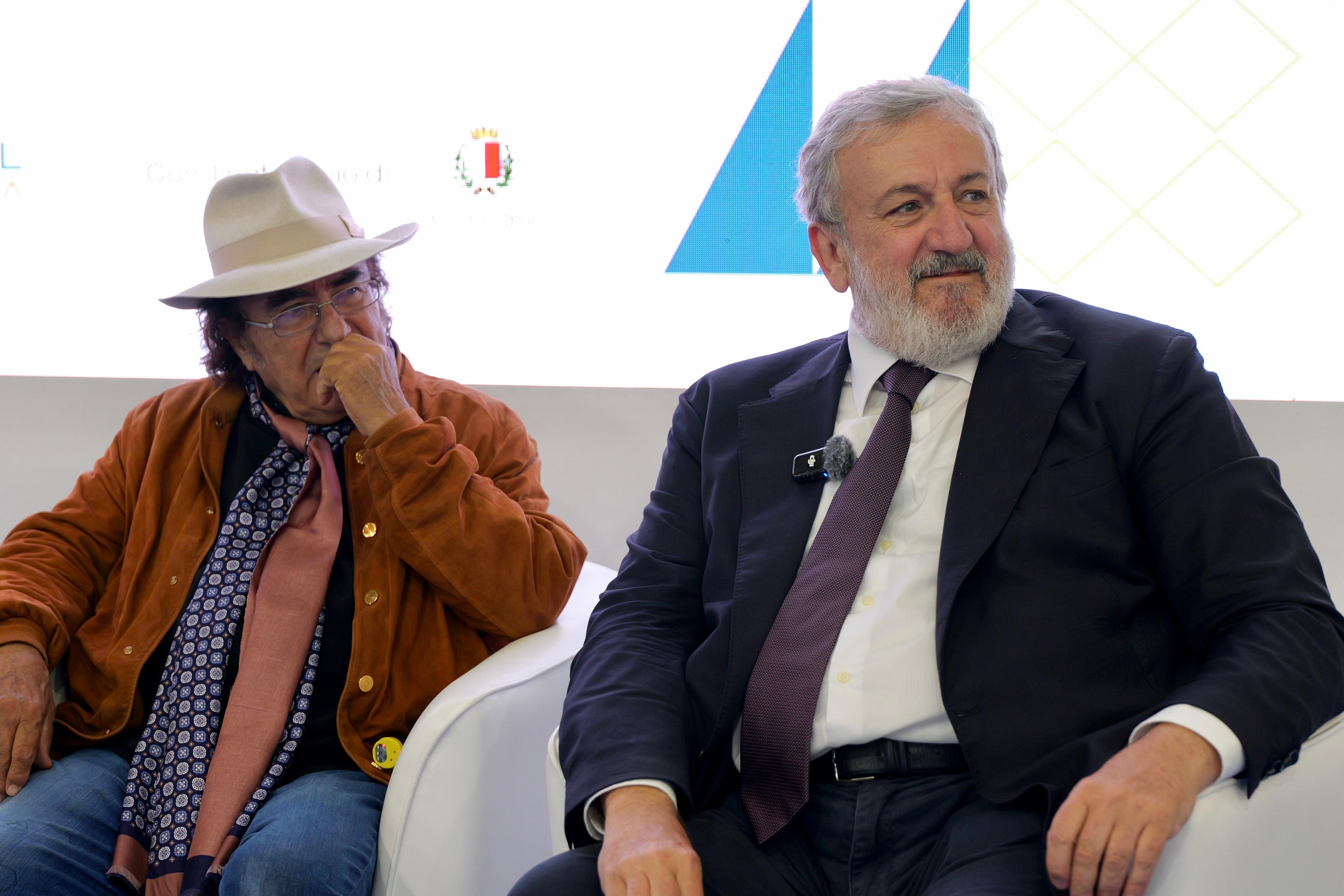 Galleria IL PRESIDENTE EMILIANO E L’ASSESSORE LEO ALLA SECONDA GIORNATA DI JOB&ORIENTA: VISITA TRA GLI STAND CON AL BANO - Diapositiva 8 di 13