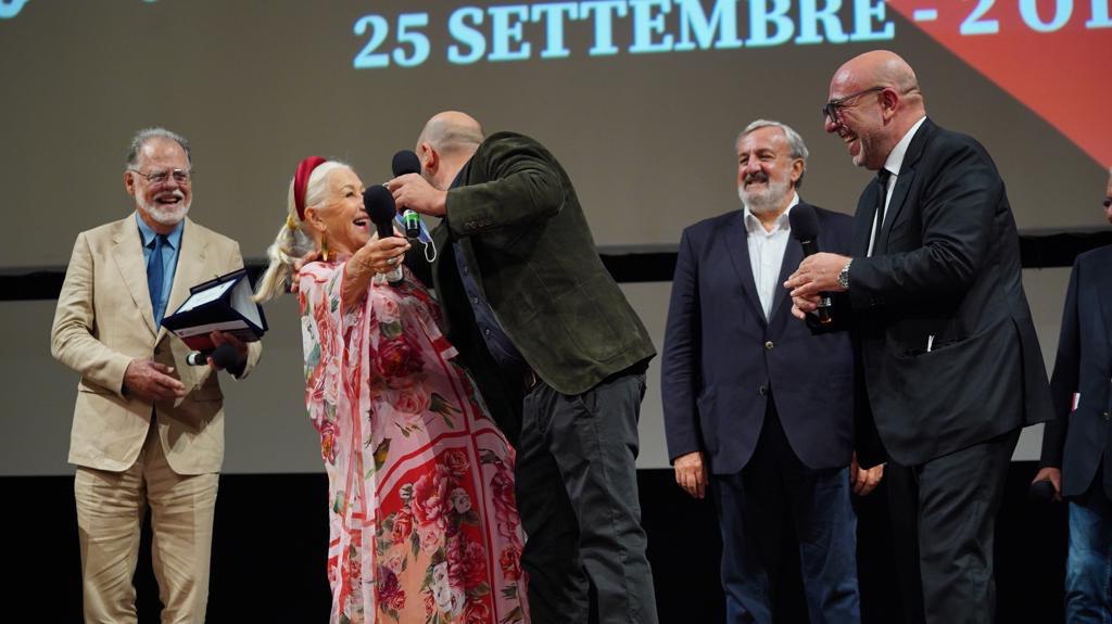 Galleria BIFEST, EMILIANO ALLA PREMIAZIONE DI HELEN MIRREN E TAYLOR HACKFORD - Diapositiva 13 di 27