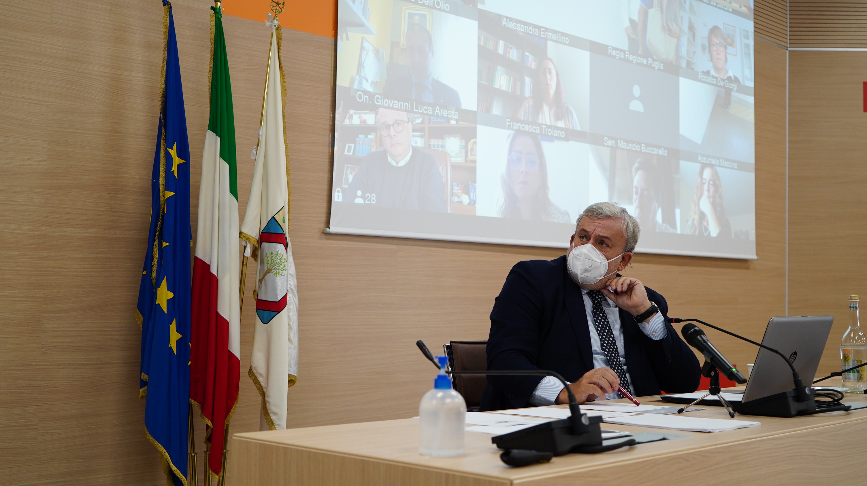 Galleria INCONTRO TRA EMILIANO E PARLAMENTARI ED EUROPARLAMENTARI DI GOVERNO SUL PROGRAMMA DELLA PUGLIA - Diapositiva 3 di 11