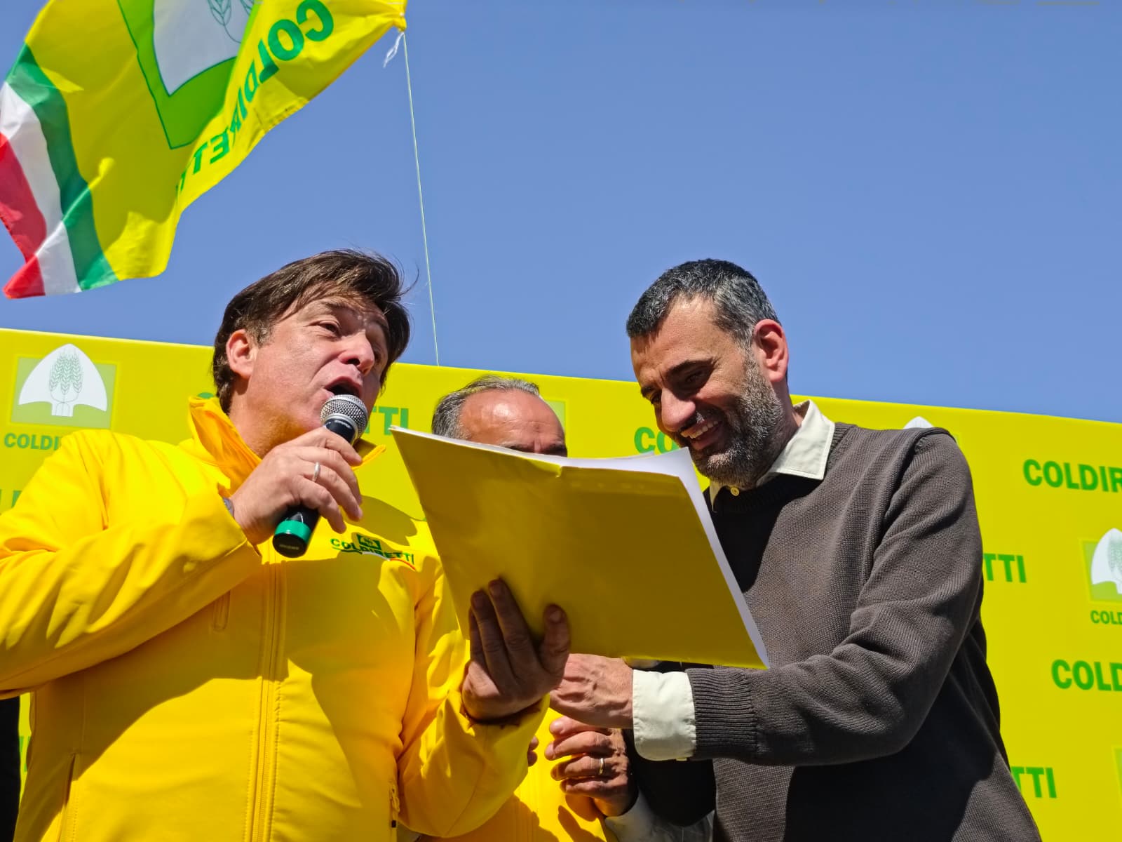 Galleria Decaro e Paolicelli incontrano gli agricoltori alla manifestazione regionale di Coldiretti - Diapositiva 1 di 12