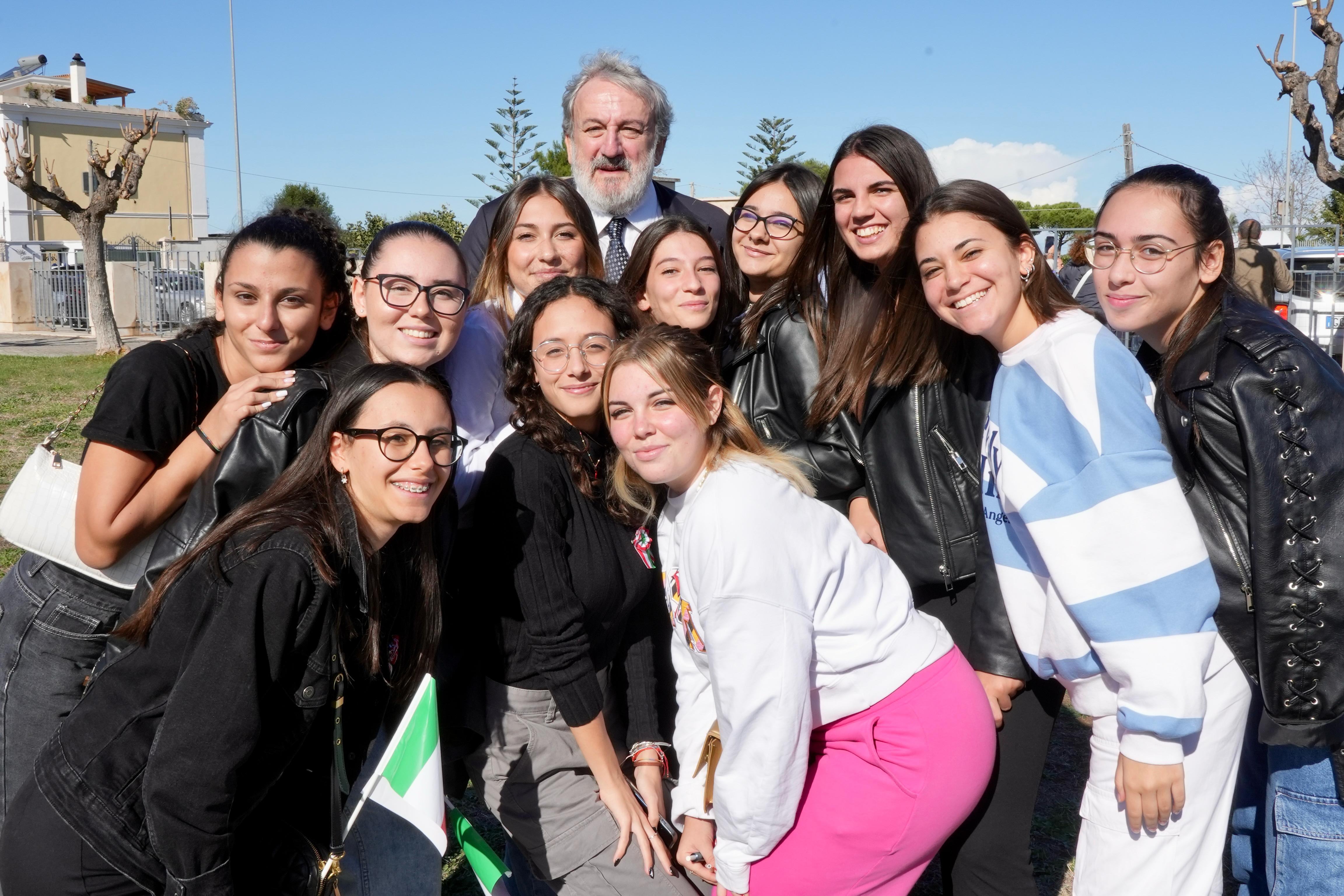Galleria Il presidente Emiliano alle celebrazioni della Giornata dell'Unità nazionale e delle Forze Armate: “Festa che esprime gratitudine per i nostri caduti e volontà di pace” - Diapositiva 4 di 14