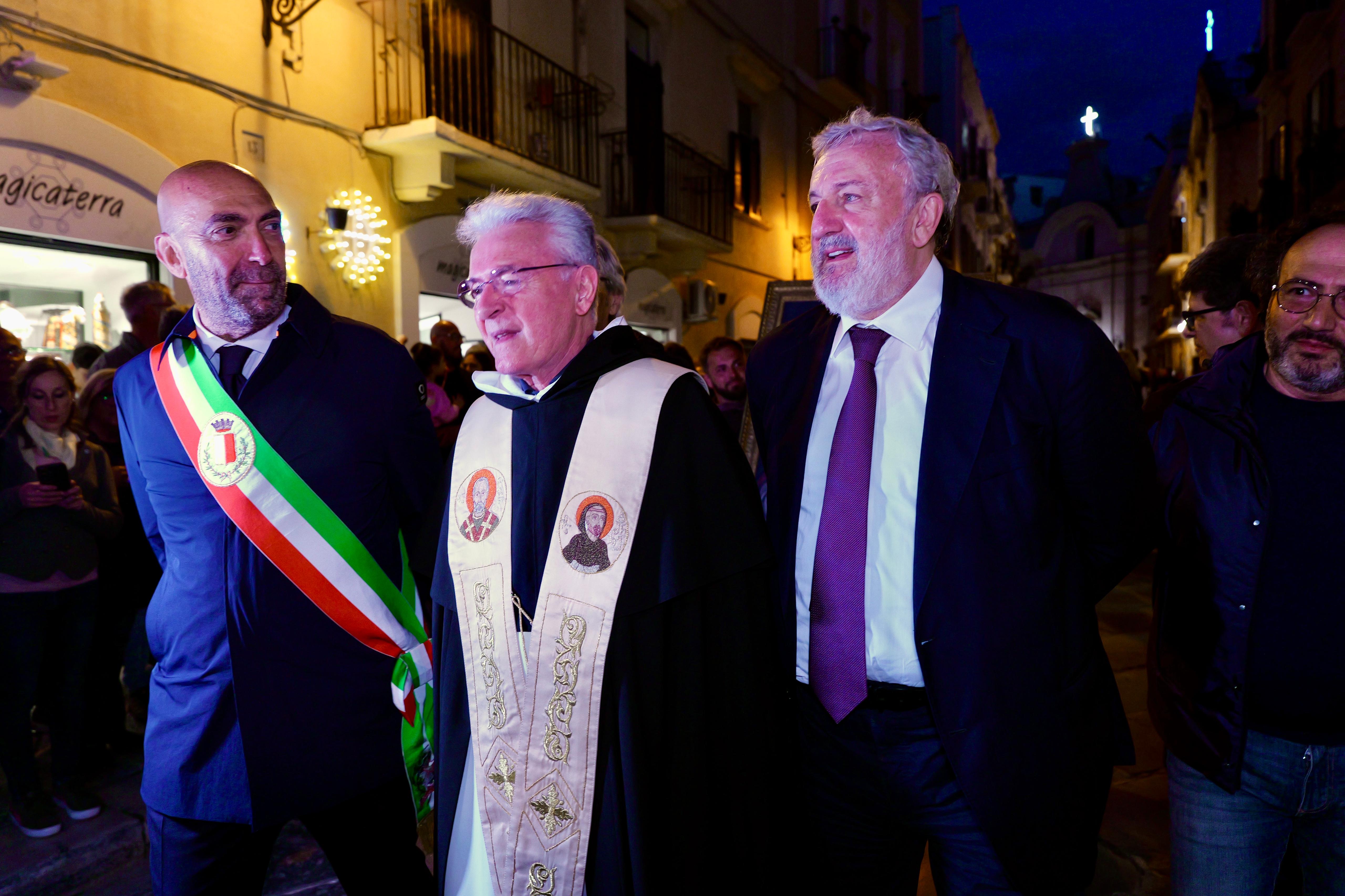 Galleria Bari, Emiliano alle celebrazioni per la festa di San Nicola: “E’ anche il patrono della Puglia che si celebra in giornate importanti” - Diapositiva 6 di 9