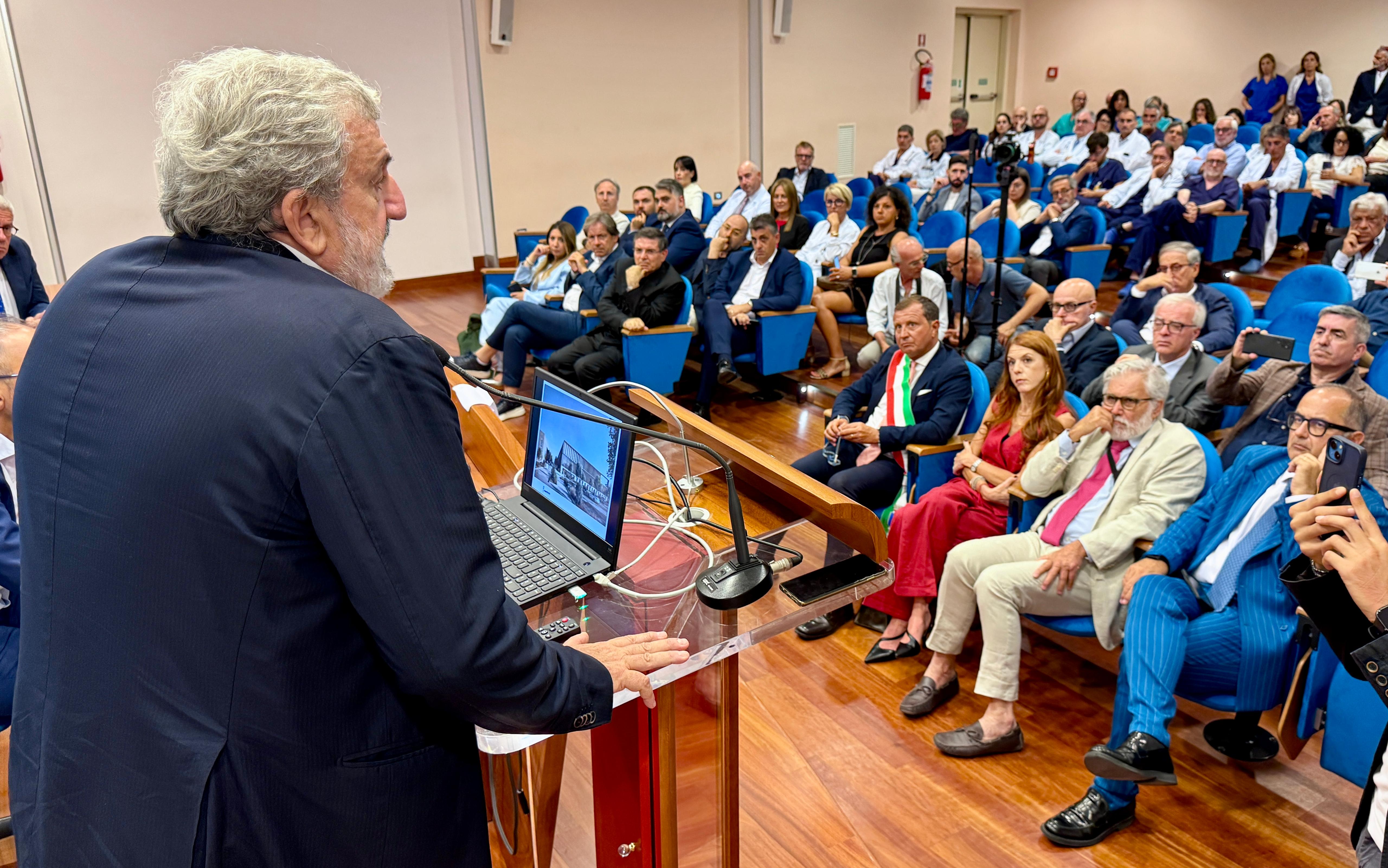 Galleria Policlinico Miulli, firmato oggi il protocollo d'intesa tra Regione Puglia e LUM - Diapositiva 2 di 7