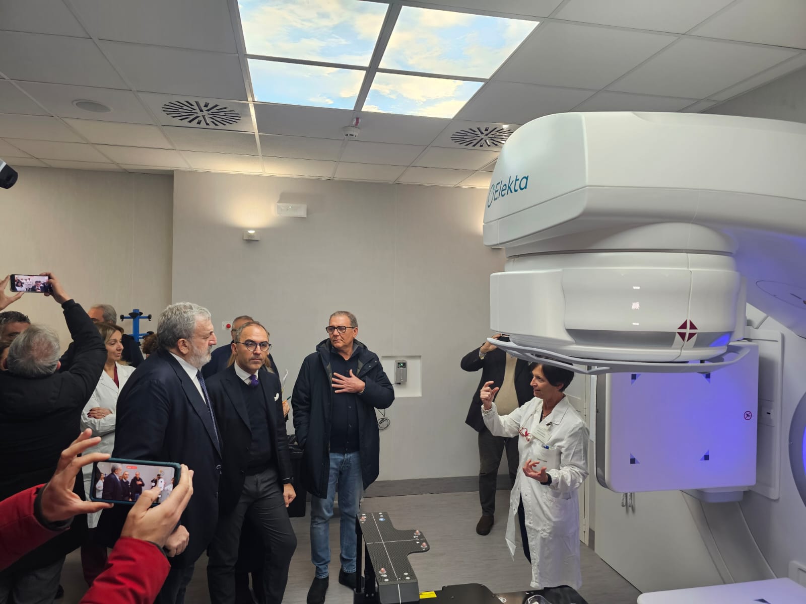 Galleria Policlinico Foggia, il presidente della Regione Michele Emiliano e l'assessore alla Sanità Raffaele Piemontese inaugurano il nuovo acceleratore lineare della Struttura di Radioterapia - Diapositiva 3 di 15
