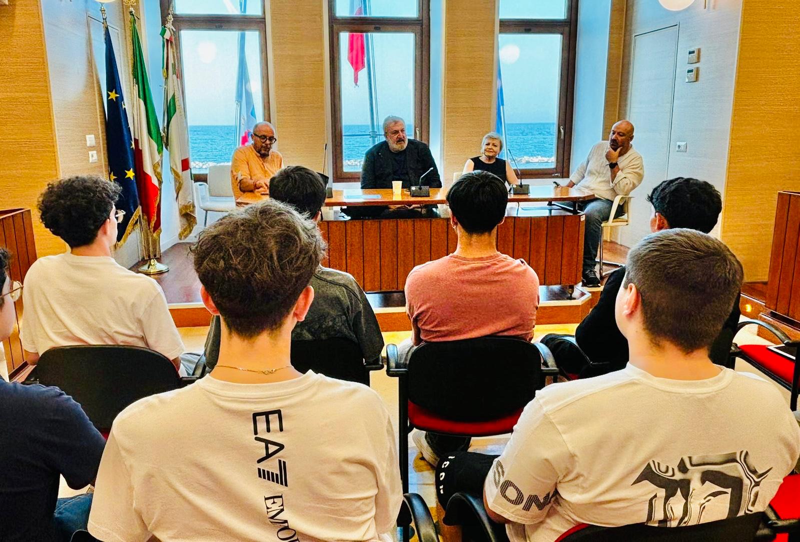 Galleria Emiliano incontra gli studenti dell’istituto Bachelet-Galilei di Gravina, vincitori della First Tech Challenge Italy Championship - Diapositiva 3 di 3