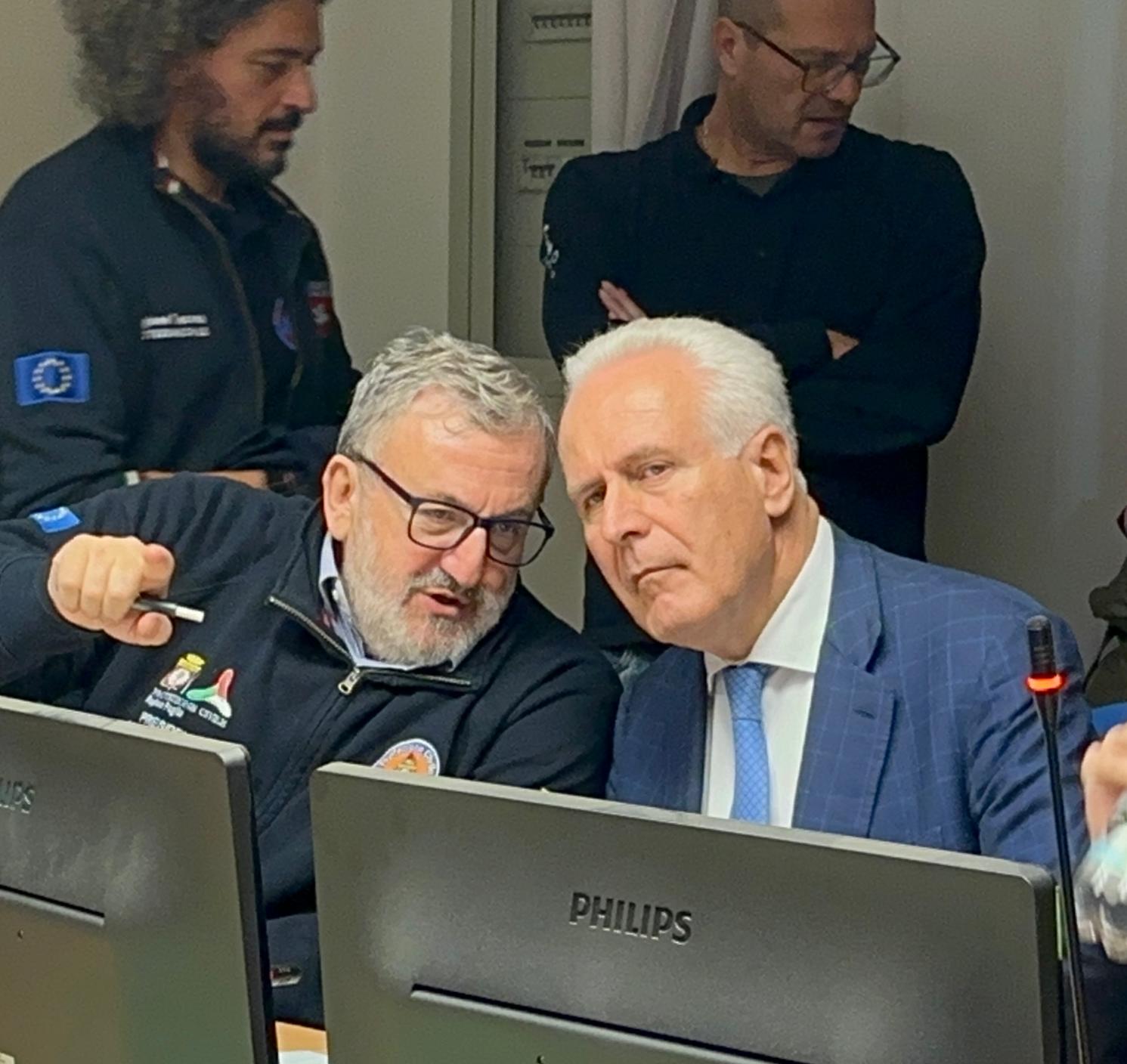 Galleria EMERGENZA ALLUVIONE, EMILIANO E GIANI A CAMPI BISENZIO CON LA COLONNA MOBILE DELLA PROTEZIONE CIVILE  - Diapositiva 5 di 18