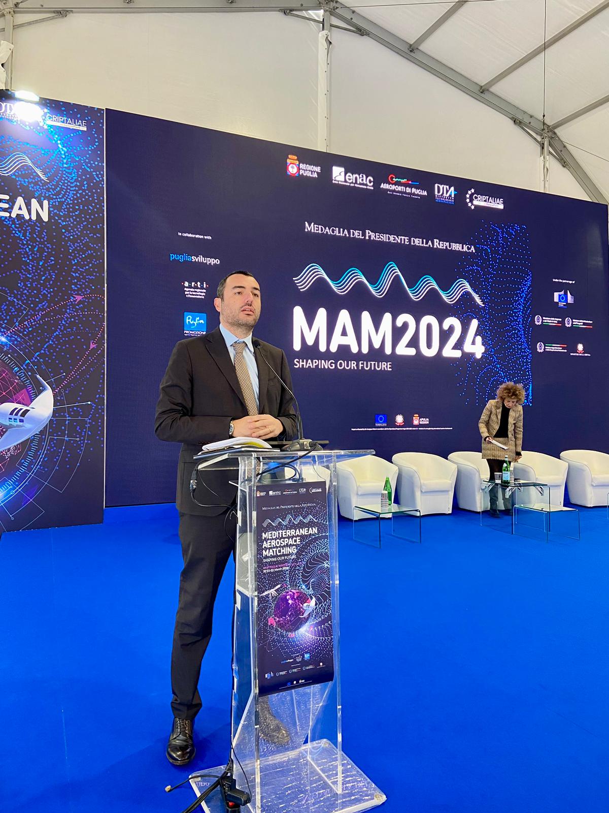 Galleria Spazioporto di Taranto-Grottaglie, svelato il nuovo volto al Mam 2024. Emiliano, Delli Noci e Vasile: “Promessa mantenuta” - Diapositiva 6 di 7