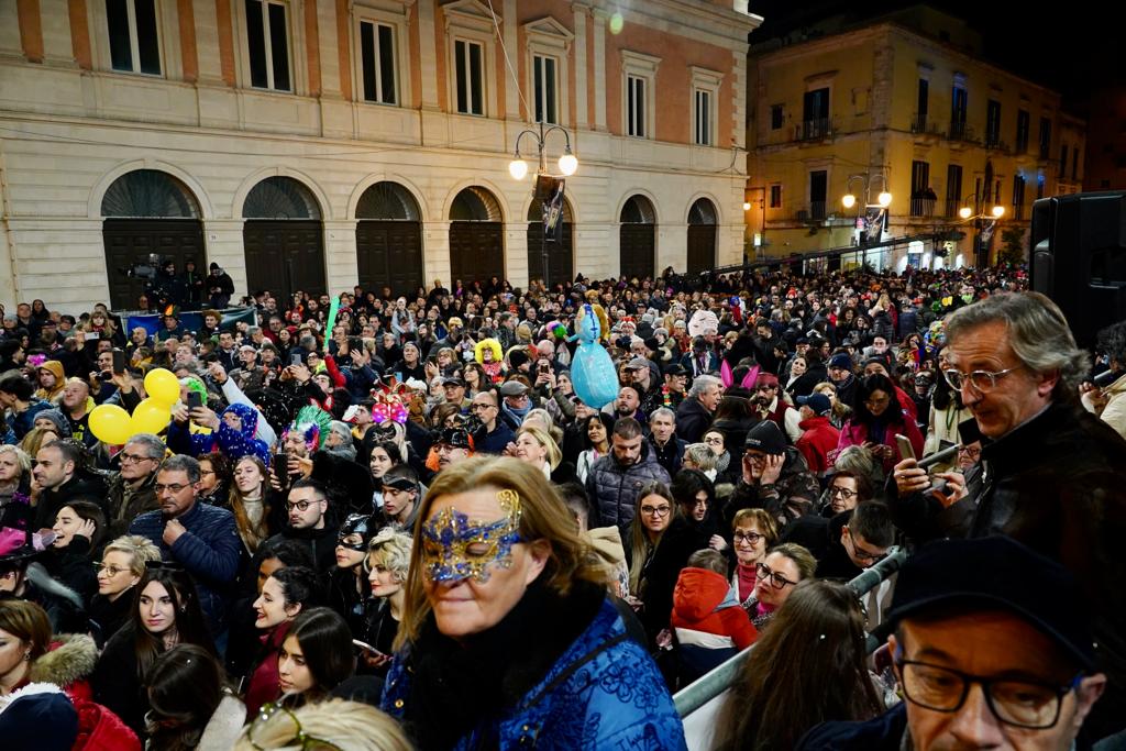 Galleria EMILIANO ALLA SFILATA DEI CARRI E DELLE MASCHERE DEL CARNEVALE DI PUTIGNANO: “ORGOGLIO DELLA PUGLIA”. - Diapositiva 15 di 17