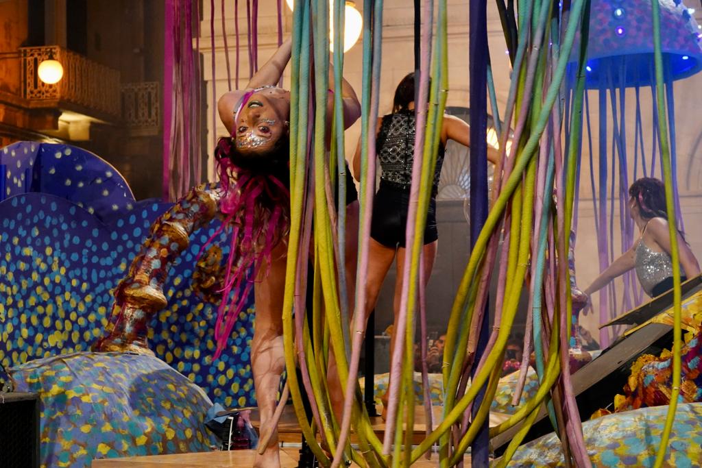 Galleria EMILIANO ALLA SFILATA DEI CARRI E DELLE MASCHERE DEL CARNEVALE DI PUTIGNANO: “ORGOGLIO DELLA PUGLIA”. - Diapositiva 7 di 17