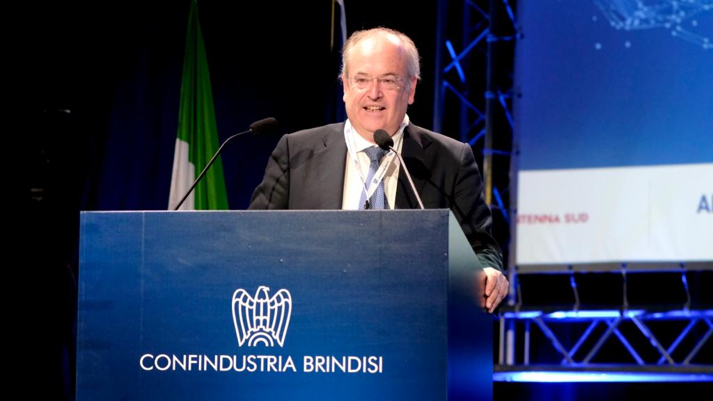 Galleria EMILIANO ALL’ASSEMBLEA DI CONFINDUSTRIA BRINDISI:  “VOGLIAMO TRASFORMARE BRINDISI NELLA CAPITALE DELL’INNOVAZIONE TECNOLOGICA DEL SALENTO” - Diapositiva 6 di 24