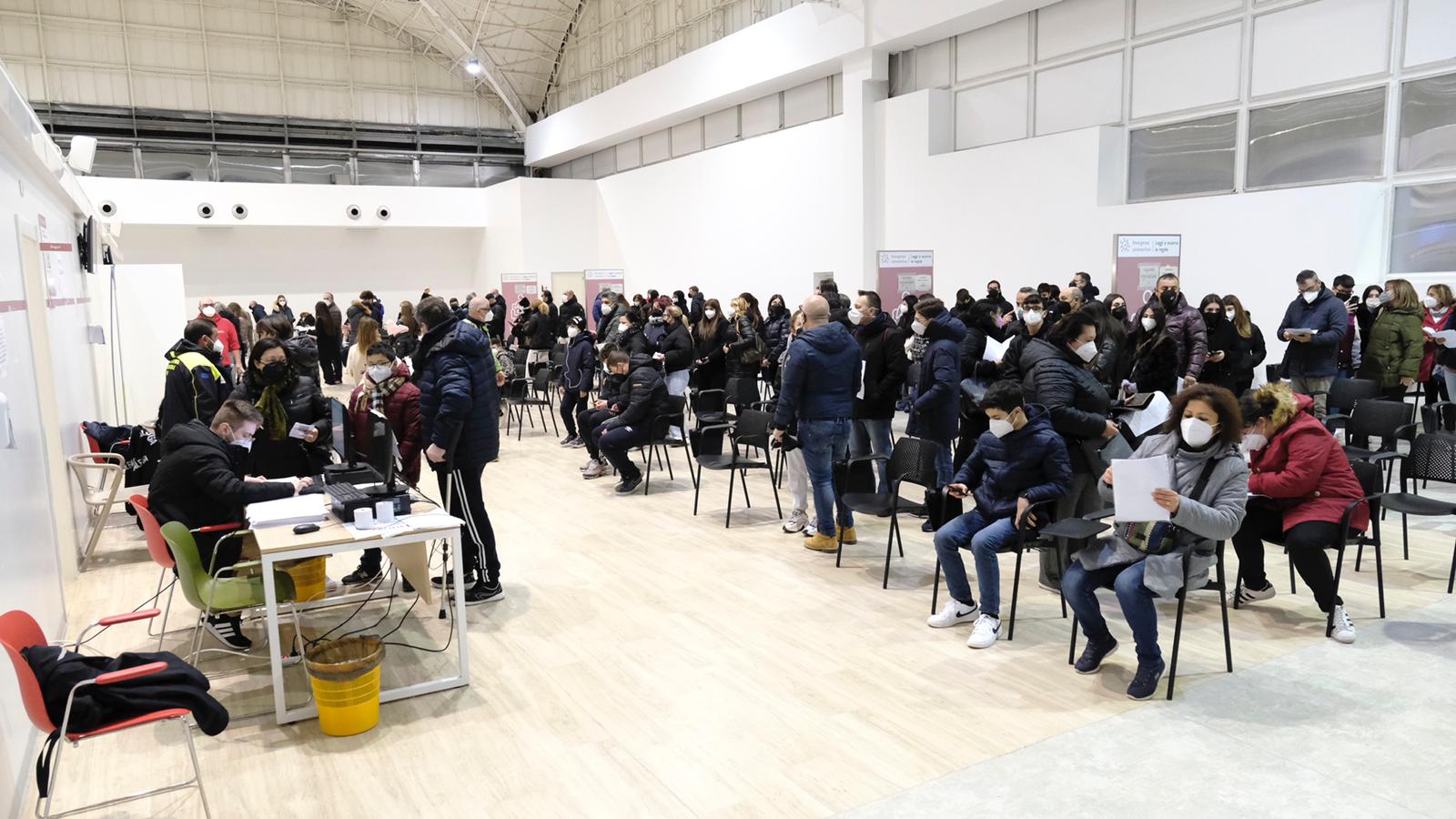 Galleria Ottomila prenotazioni dei 12-19 anni pugliesi per “La notte è giovane”: da stasera a domenica sessioni vaccinali notturne - Diapositiva 1 di 7