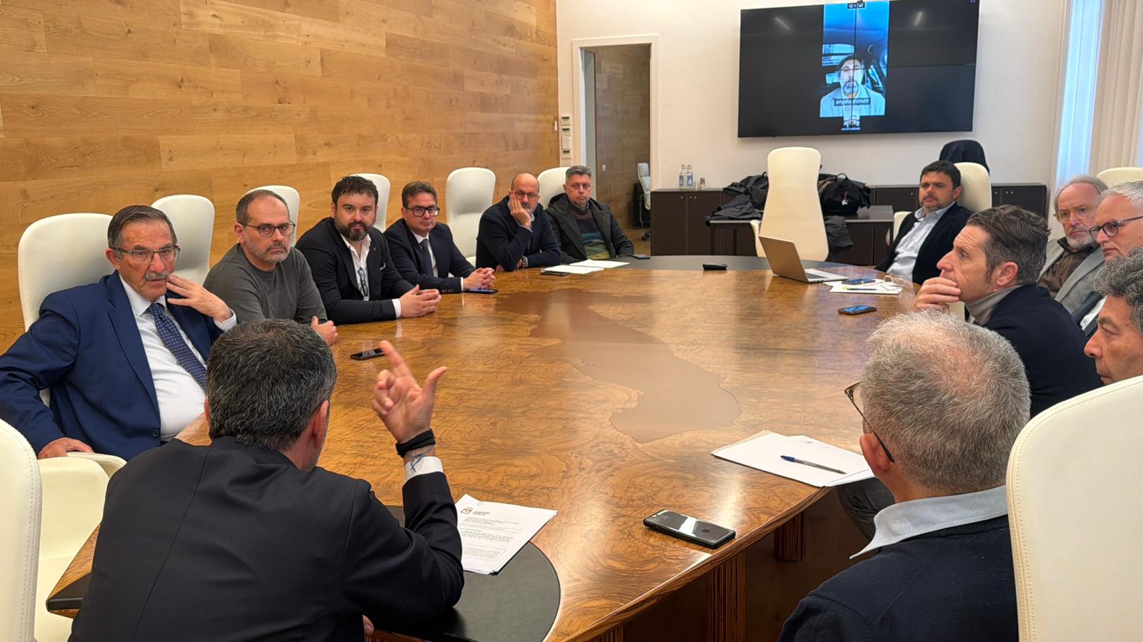 Galleria “Mitigazione del rischio da erosione costiera” (costa alta).  26 milioni di euro stanziati per difesa della costa in tutta la Puglia. Province, Citta Metropolitana e Comuni protagonisti delle scelte. - Diapositiva 1 di 3