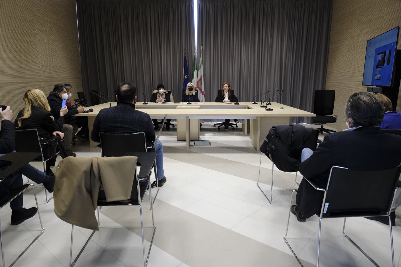 Galleria Le donne di Giunta e Consiglio regionale alzano la voce: “Unite per essere sempre più determinanti nella politica pugliese, senza lasciarsi intimidire da gesti vili e gravi offese” - Diapositiva 5 di 11