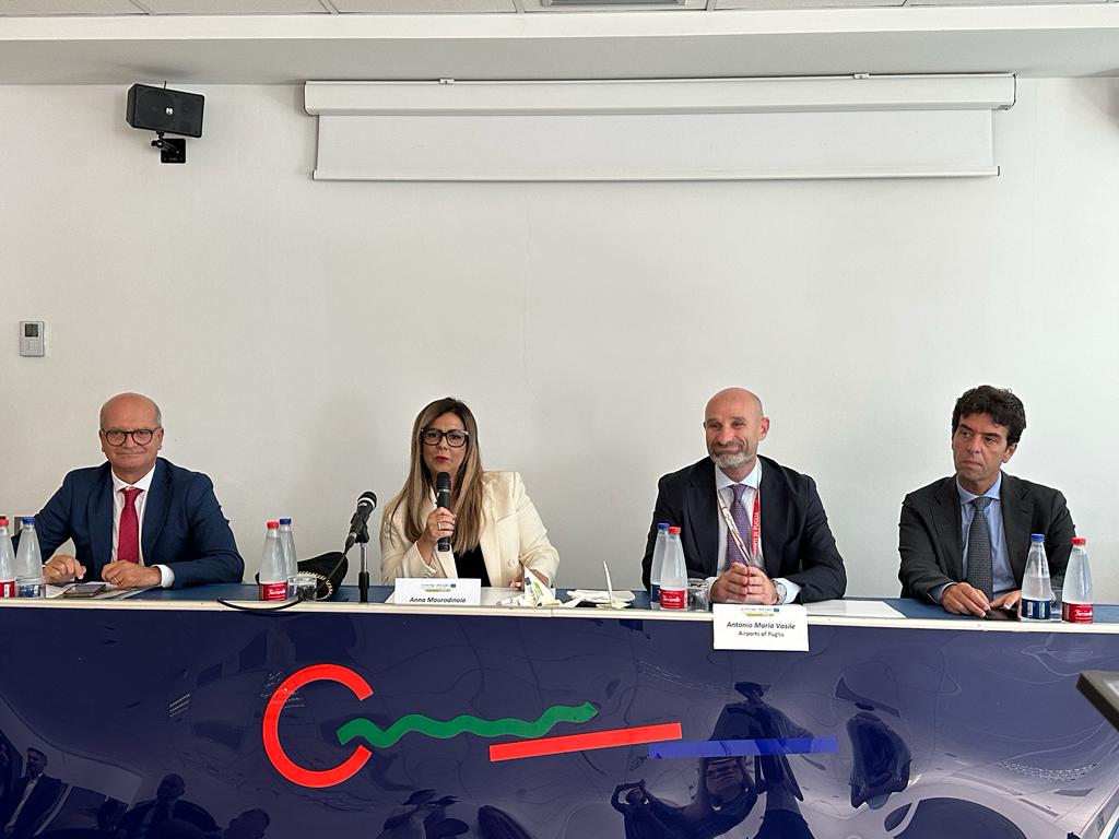 Galleria Evento Finale del Progetto SOLAR: Verso la Sostenibilità Ambientale negli Aeroporti - Diapositiva 2 di 3