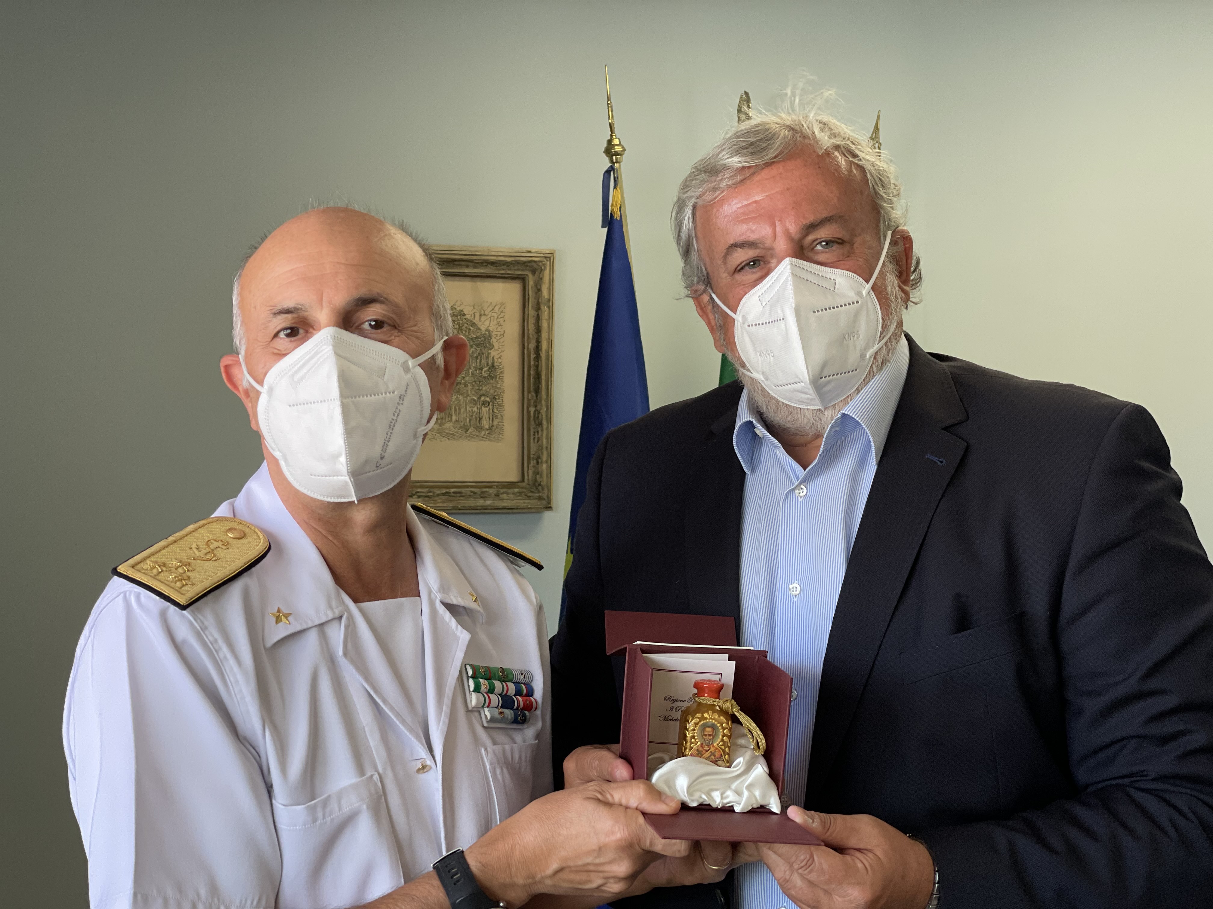 Galleria IL PRESIDENTE EMILIANO INCONTRA IL COMANDANTE GENERALE DEL CORPO DELLE CAPITANERIE DI PORTO - Diapositiva 2 di 2