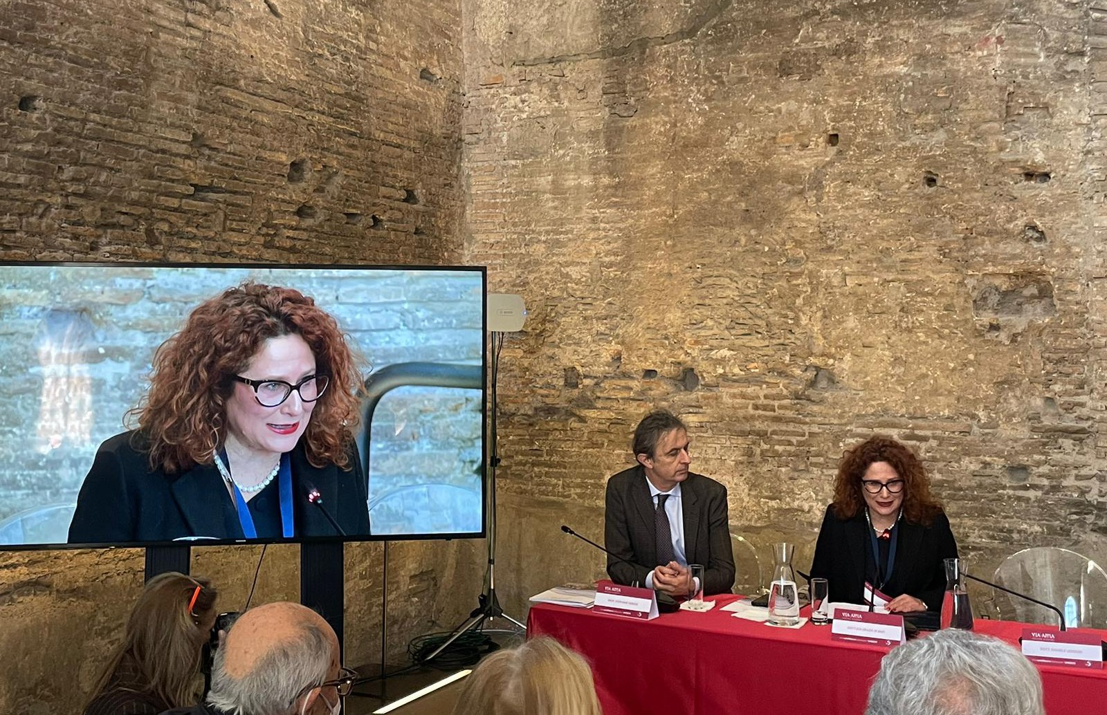 Galleria La consigliera Di Bari oggi alla firma del Protocollo di intesa per la candidatura del sito ‘Via Appia. Regina viarum’ nella lista del Patrimonio Mondiale Unesco - Diapositiva 1 di 3
