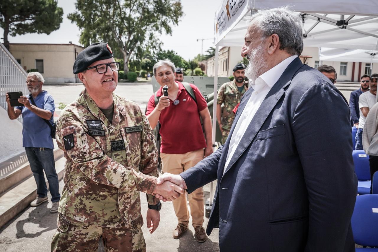 Galleria IL PRESIDENTE EMILIANO ALLA CERIMONIA DI AVVICENDAMENTO DELLA BRIGATA PINEROLO: “GRANDE LAVORO SVOLTO IN QUESTI ANNI E DURANTE IL G7” - Diapositiva 8 di 8