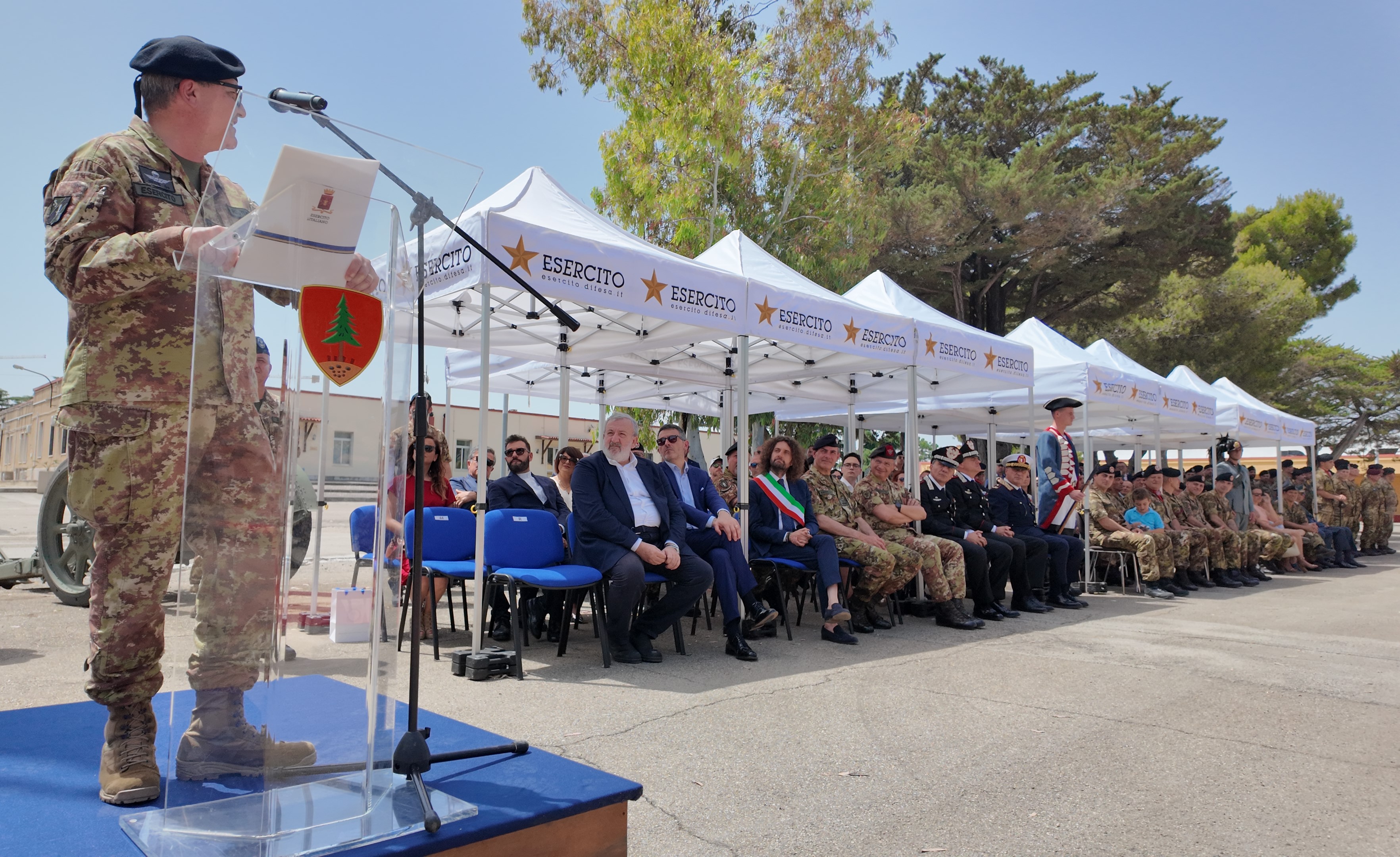 Galleria IL PRESIDENTE EMILIANO ALLA CERIMONIA DI AVVICENDAMENTO DELLA BRIGATA PINEROLO: “GRANDE LAVORO SVOLTO IN QUESTI ANNI E DURANTE IL G7” - Diapositiva 2 di 8