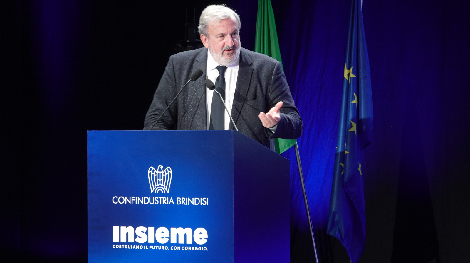 Galleria EMILIANO ALL’ASSEMBLEA DI CONFINDUSTRIA BRINDISI:  “VOGLIAMO TRASFORMARE BRINDISI NELLA CAPITALE DELL’INNOVAZIONE TECNOLOGICA DEL SALENTO” - Diapositiva 20 di 24