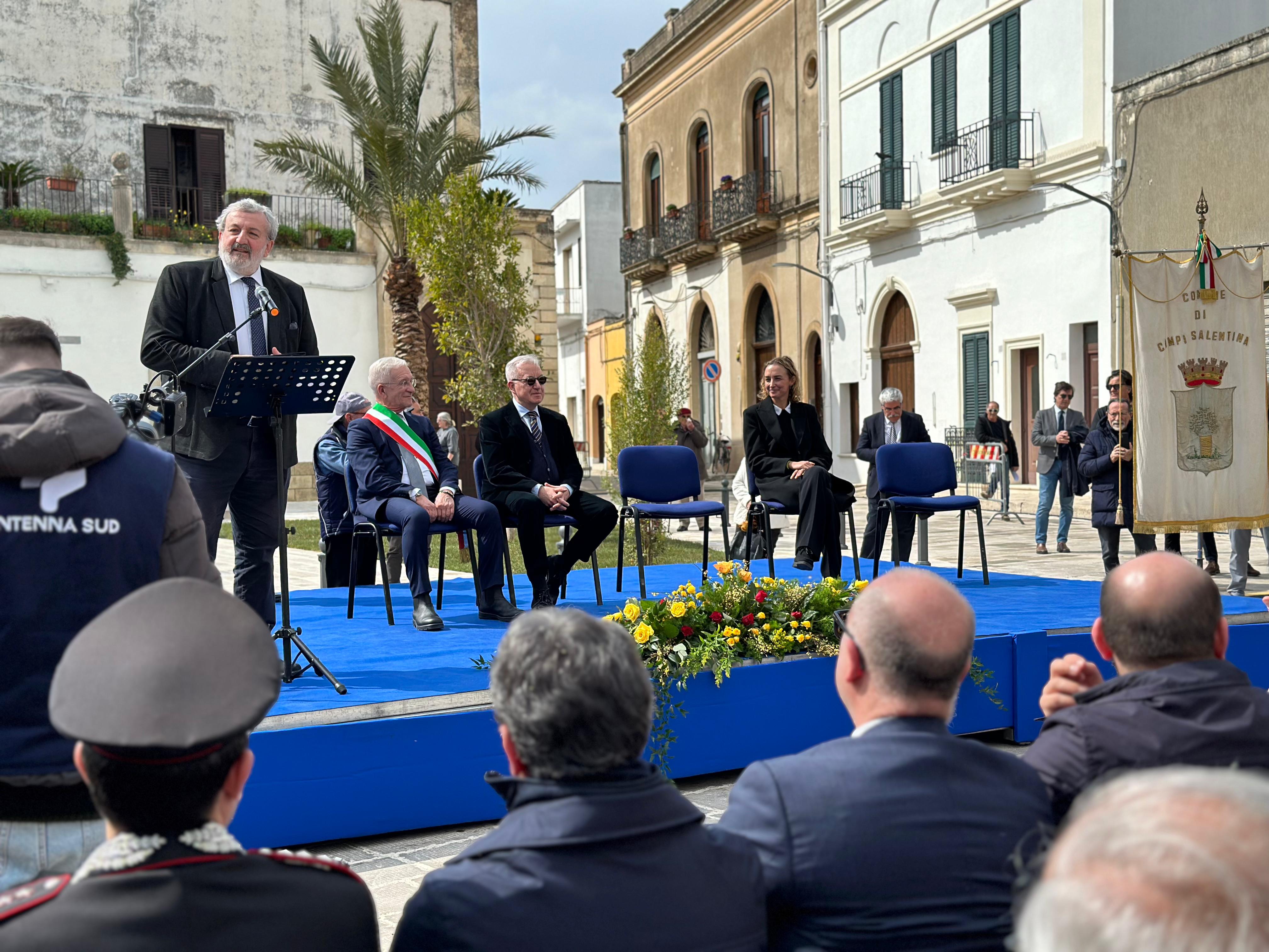 Galleria IL PRESIDENTE EMILIANO A CAMPI SALENTINA PER L’INTITOLAZIONE DELL’EX PIAZZA GARIBALDI A NICOLA QUARTA: “SENZA LE SUE RADICI, LA PUGLIA NON SAREBBE QUELLA CHE OGGI È DIVENTATA” - Diapositiva 4 di 8