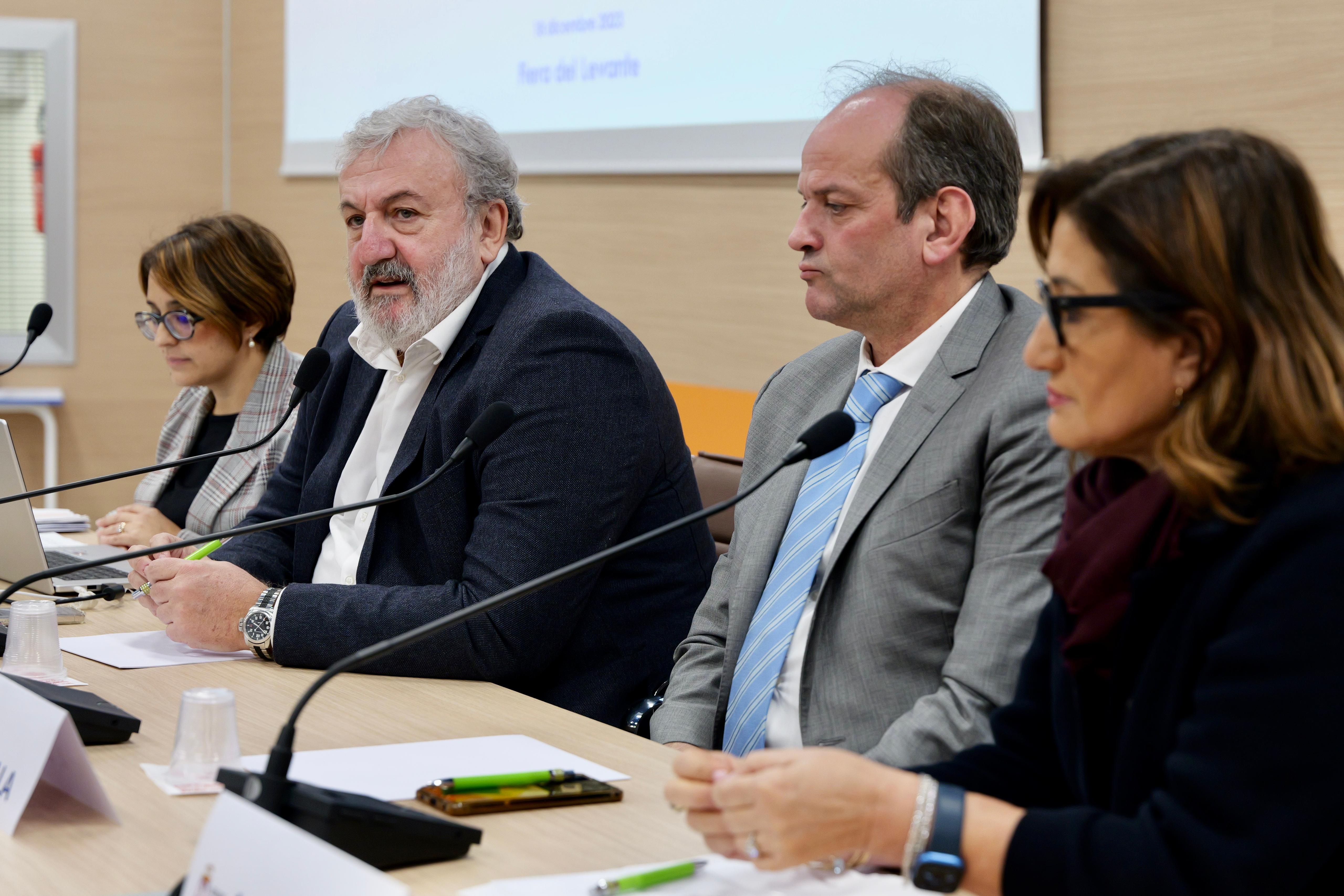 Galleria IL PRESIDENTE EMILIANO ALLA PRESENTAZIONE DEI RISULTATI DEL NIRS, NUCLEO ISPETTIVO REGIONALE SANITARIO - Diapositiva 9 di 12