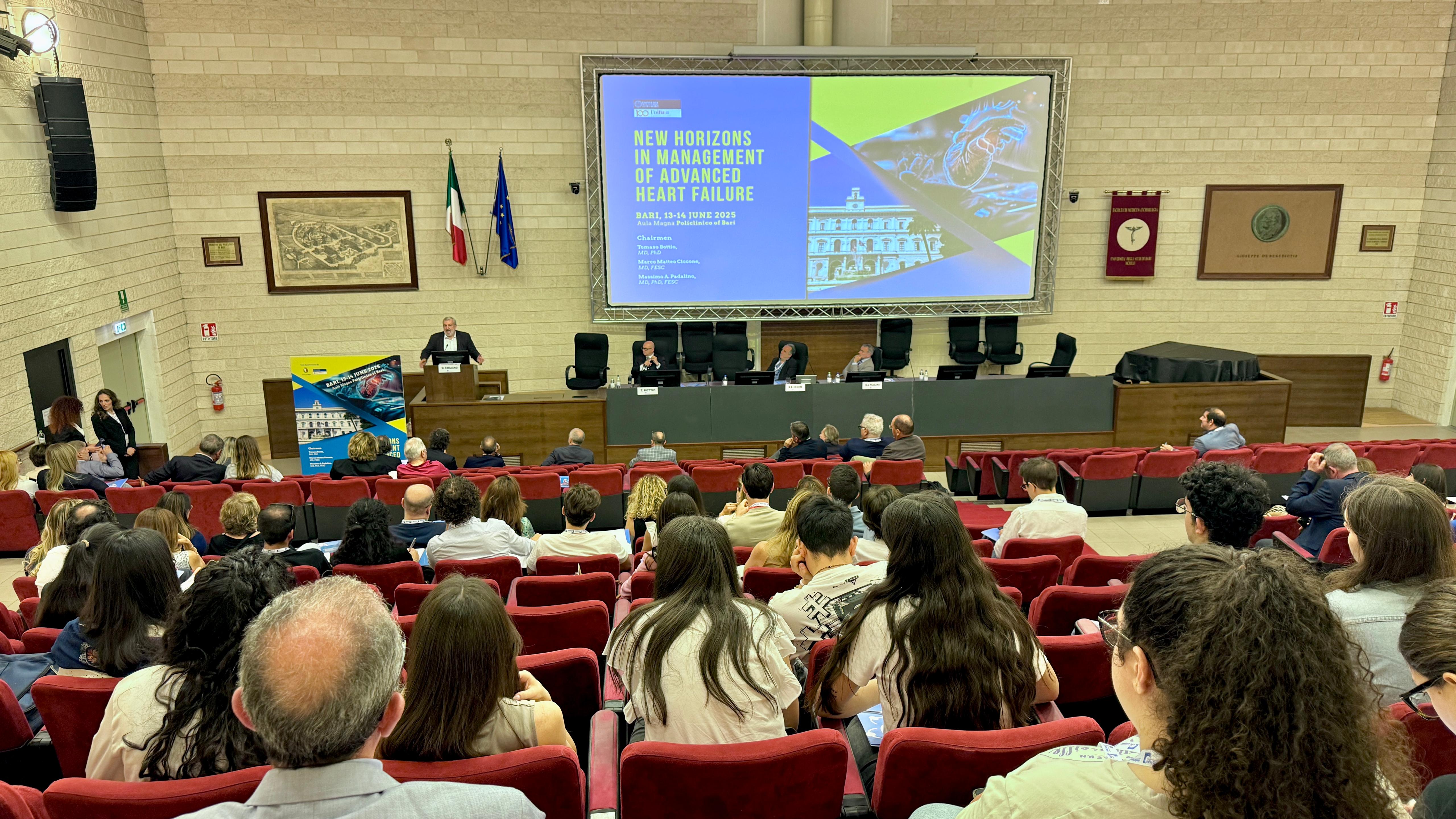 Galleria EMILIANO AL CONGRESSO SUI NUOVI ORIZZONTI DELLA CARDIOLOGIA: “LA PUGLIA PRIMA IN ITALIA PER I TRAPIANTI DI CUORE, GRAZIE ALLA GRANDE SINERGIA TRA POLICLINICO DI BARI, REGIONE E TANTI MEDICI” - Diapositiva 6 di 8