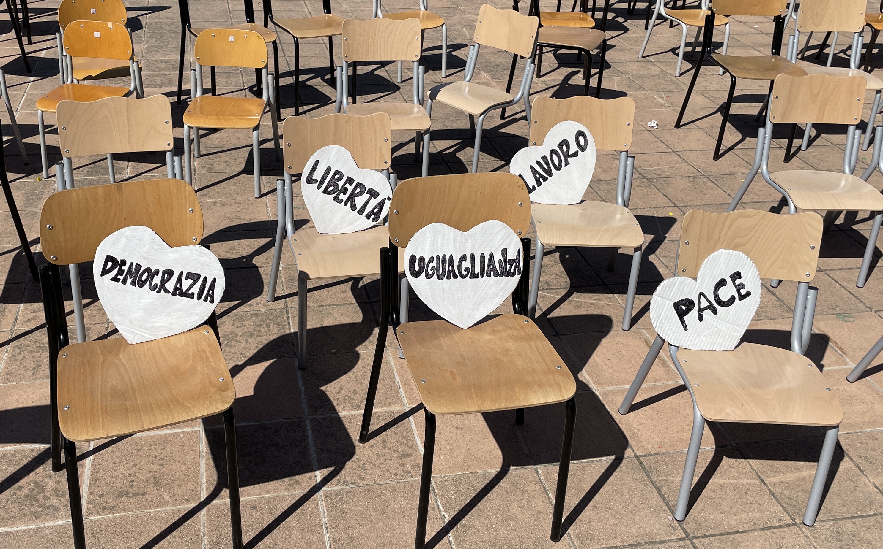 Galleria Emiliano partecipa al laboratorio di Costituzione con i bambini della scuola dell’infanzia “Lascito Ranieri” di Bari - Diapositiva 6 di 13